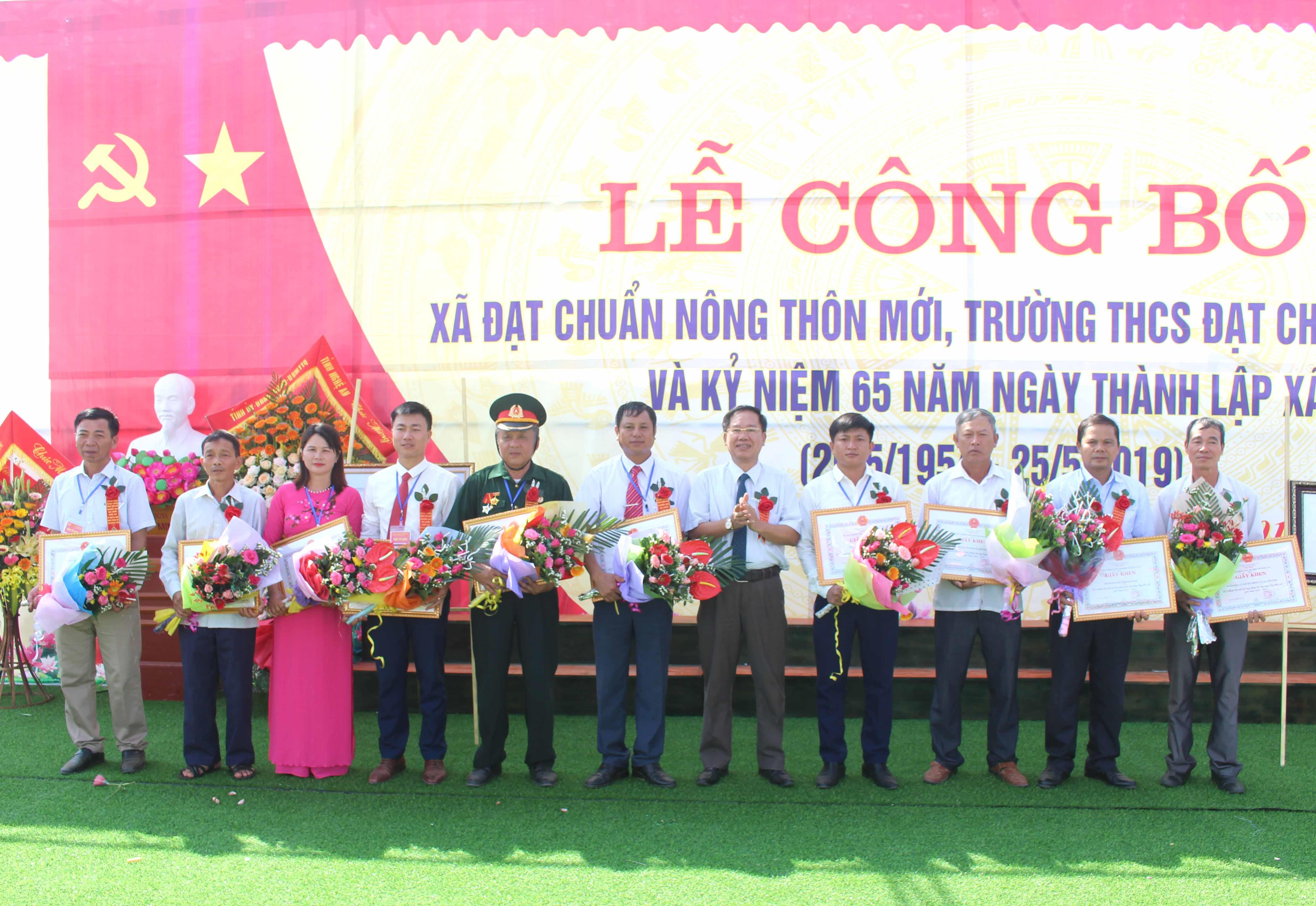 Huyện Quỳnh Lưu trao giấy khen cho các cá nhân, tập thể của xã Quỳnh Tam có thành tích xuất sắc trong phong trào xây dựng NTM giai đoạn 2012 – 2020. Ảnh: Hồng Diện