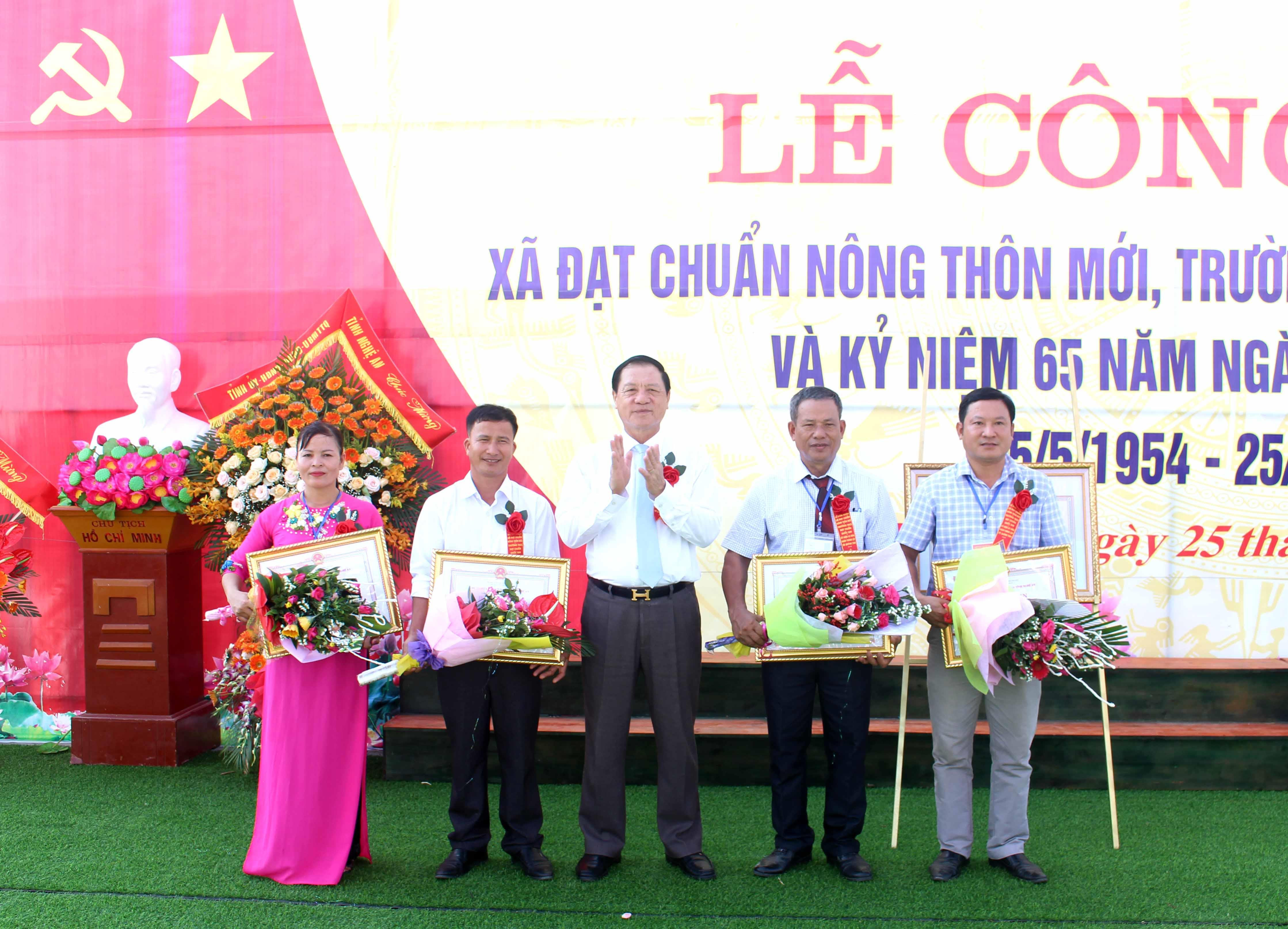 Đồng chí Lê Minh Thông - Phó Chủ tịch UBND tỉnh trao Bằng khen cho các tập thể, cá nhân cho xã Quỳnh Tam. Ảnh: Hồng Diện
