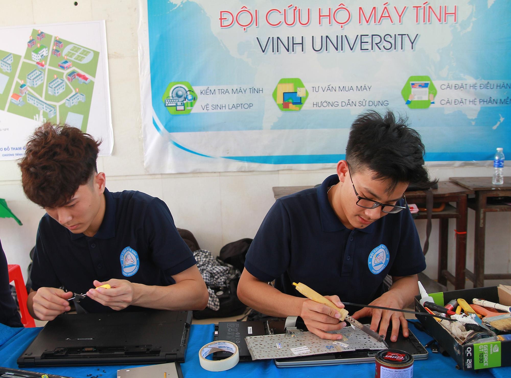 Kể từ khi thành lập, Đội Cứu hộ máy tính đã sửa chữa miễn phí hàng nghìn chiếc máy tính cho sinh viên. Ảnh: Chu Thanh