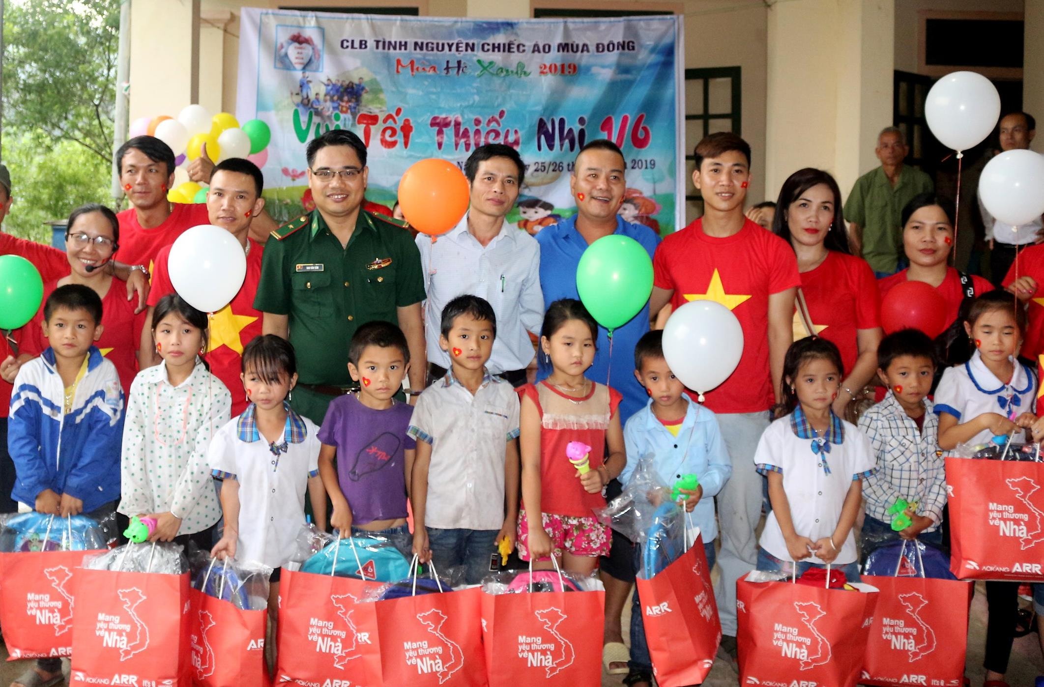 Chương trình tặng hàng trăm suất quà cho các em học sinh khu vực xã biên giới Nậm Giải, huyện Quế Phong