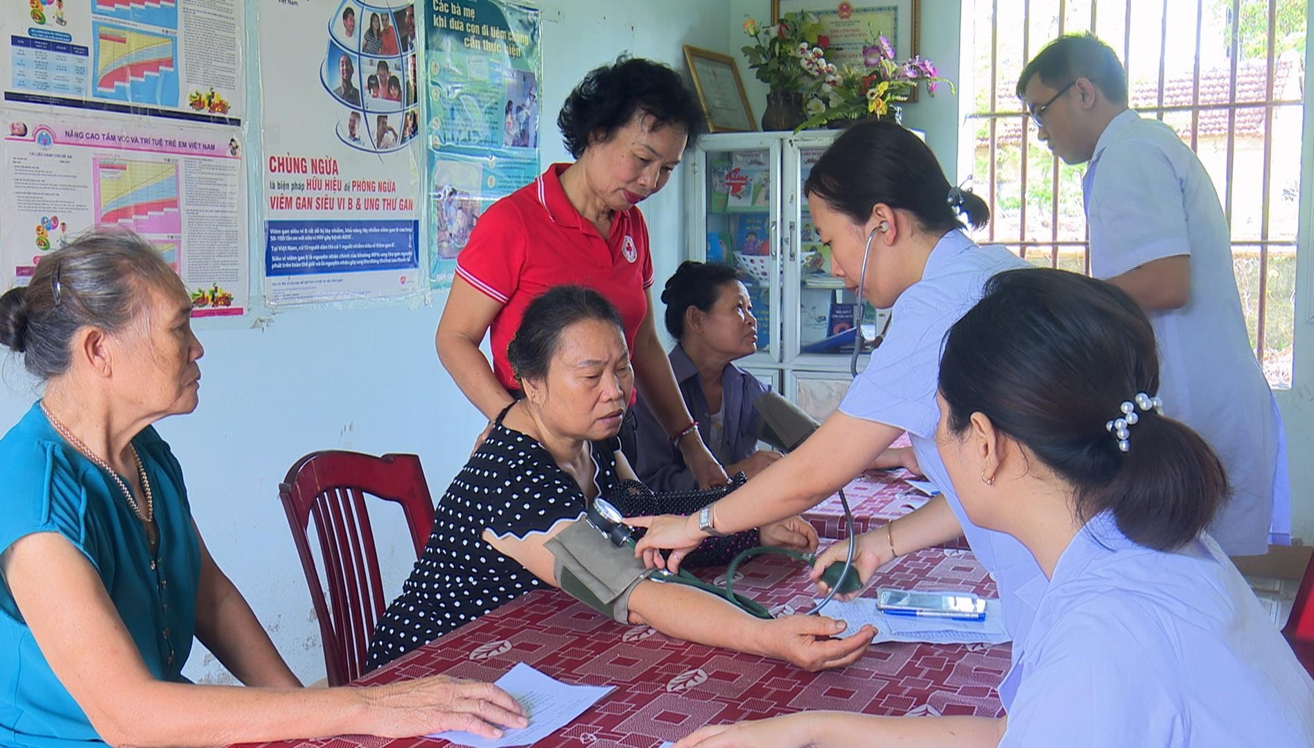 Cùng với khám, cấp thuốc, mọi người còn được các y, bác sỹ tư vấn cách phòng, điều trị các loại bệnh