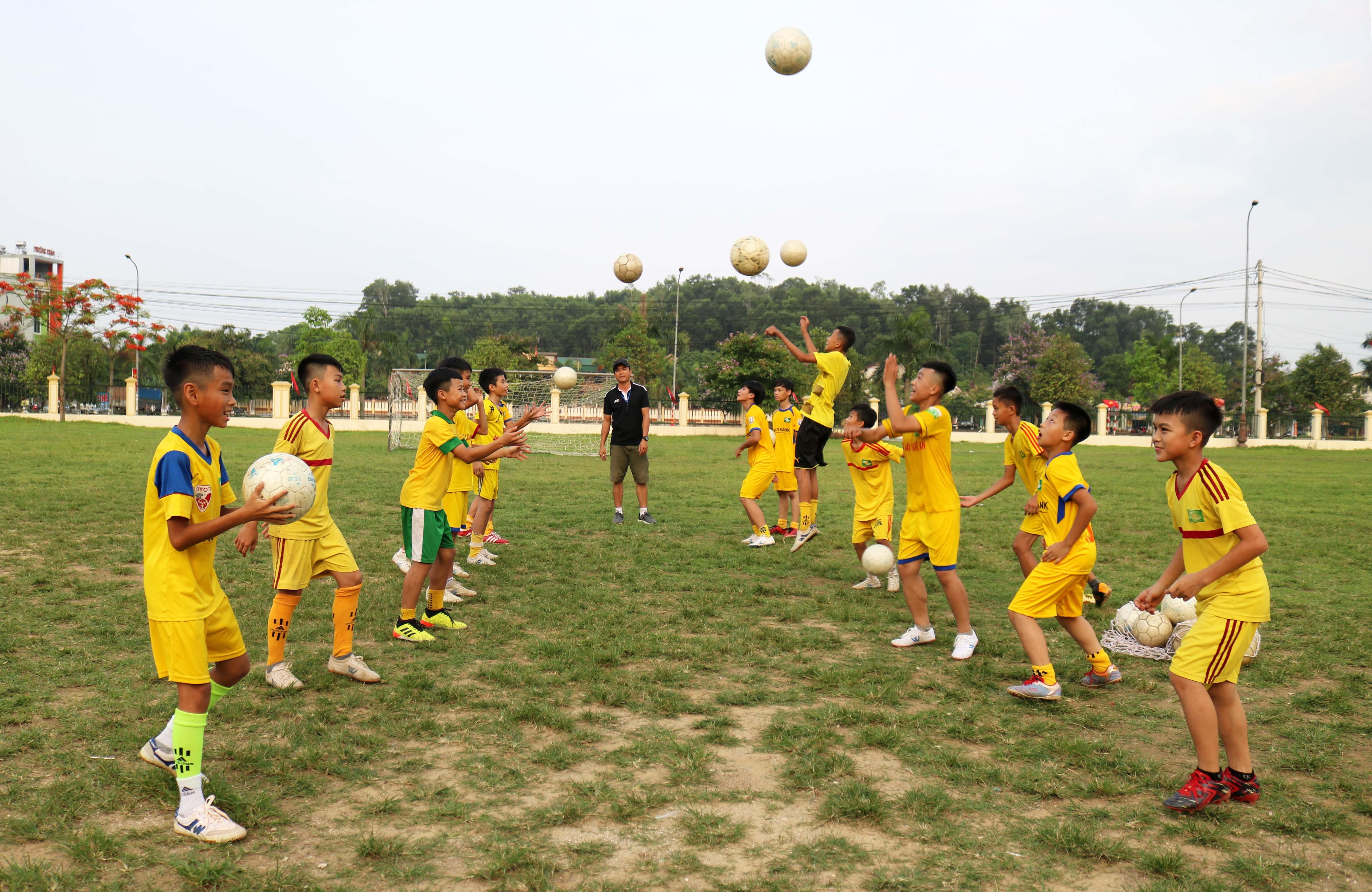 Đội bóng TN Thanh Chương trong một buổi tập