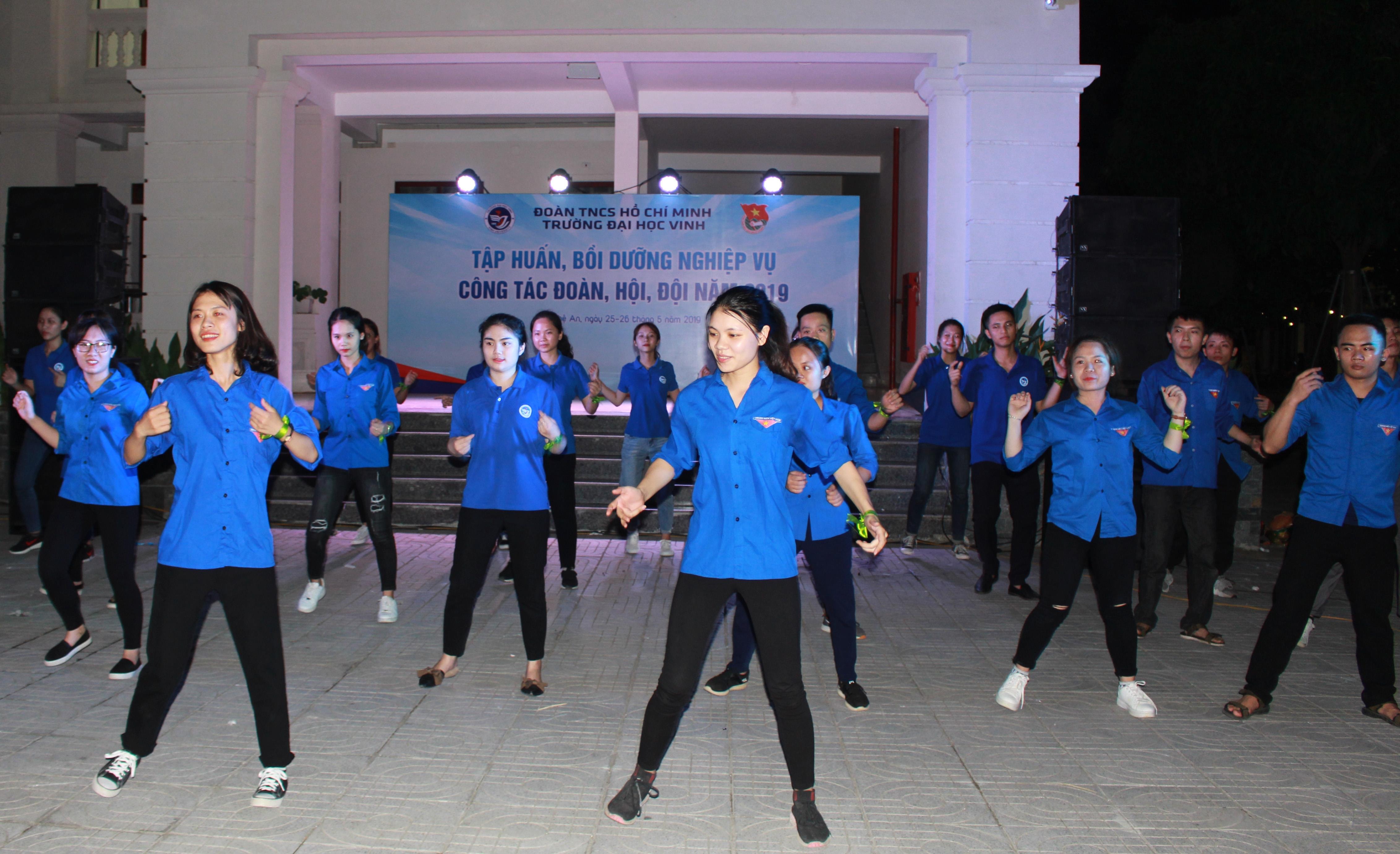 Các đội tham gia thi thi FlashMob. Ảnh: Phương Thúy