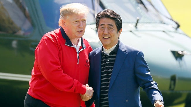 Tổng thống Mỹ Donald Trump (trái) và Thủ tướng Nhật Bản Shinzo Abe chơi golf tại Mobara, phía Nam Tokyo hôm 26/5/2019. Ảnh: AP