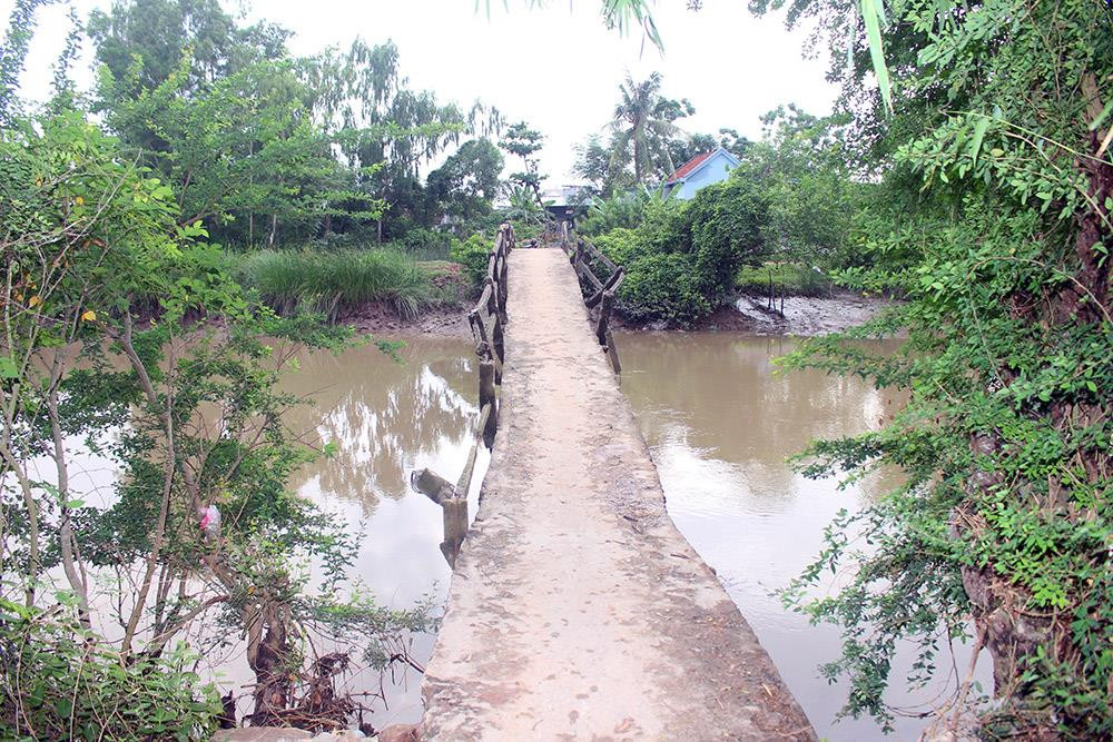 Cây cầu dân sinh bắc qua sông Thái nối 2 xã Quỳnh Hưng và Quỳnh Diễn (huyện Quỳnh Lưu) đã hư hỏng, xuống cấp nghiêm trọng. Ảnh: Việt Hùng