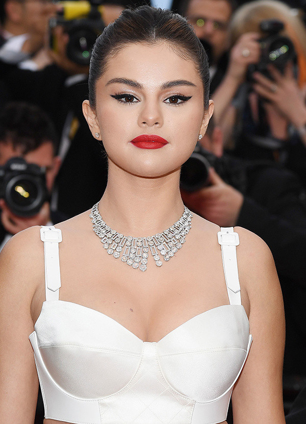 Liên hoan phim Cannes lần thứ 72 tại Pháp kết thúc hôm 25/5. Tạp chí Vogue, Allure đánh giá Selena Gomez là một trong số mỹ nhân có phong cách làm đẹp ấn tượng ở sự kiện. Allura bình luận nữ diễn viên, ca sĩ tựa nàng công chúa thanh lịch giữa dàn sao Hollywood. Chuyên gia trang điểm Hung Van Ngo kết hợp son đỏ kinh điển với chì kẻ mắt mèo đậm và dày. 