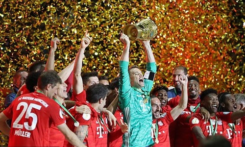 Thủ môn đội trưởng Neuer nâng cao Cup Quốc gia Đức. Ảnh: Reuters.