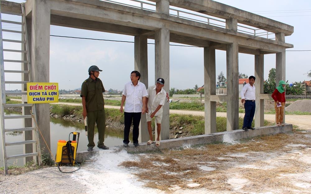 Xã Quỳnh Bảng (Quỳnh Lưu) thành lập 4 chốt kiểm dịch, huy động 4 - 5 người trực/ca; thay phiên nhau cả ngày lẫn đêm nhằm kiểm soát, phun tiêu độc khử trùng. Ảnh: Việt Hùng