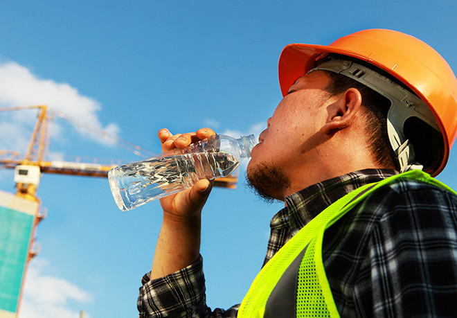 Người lao động nặng nhọc cần uống nước thường xuyên, hạn chế uống nước ngọt, nhiều đường hay nước lạnh, Ảnh: Societyinsurance