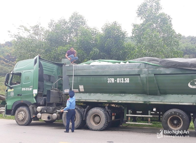 Cử tri kiến nghị tăng cường xử lý xe quá khổ, quá tải. Ảnh: Mai Hoa