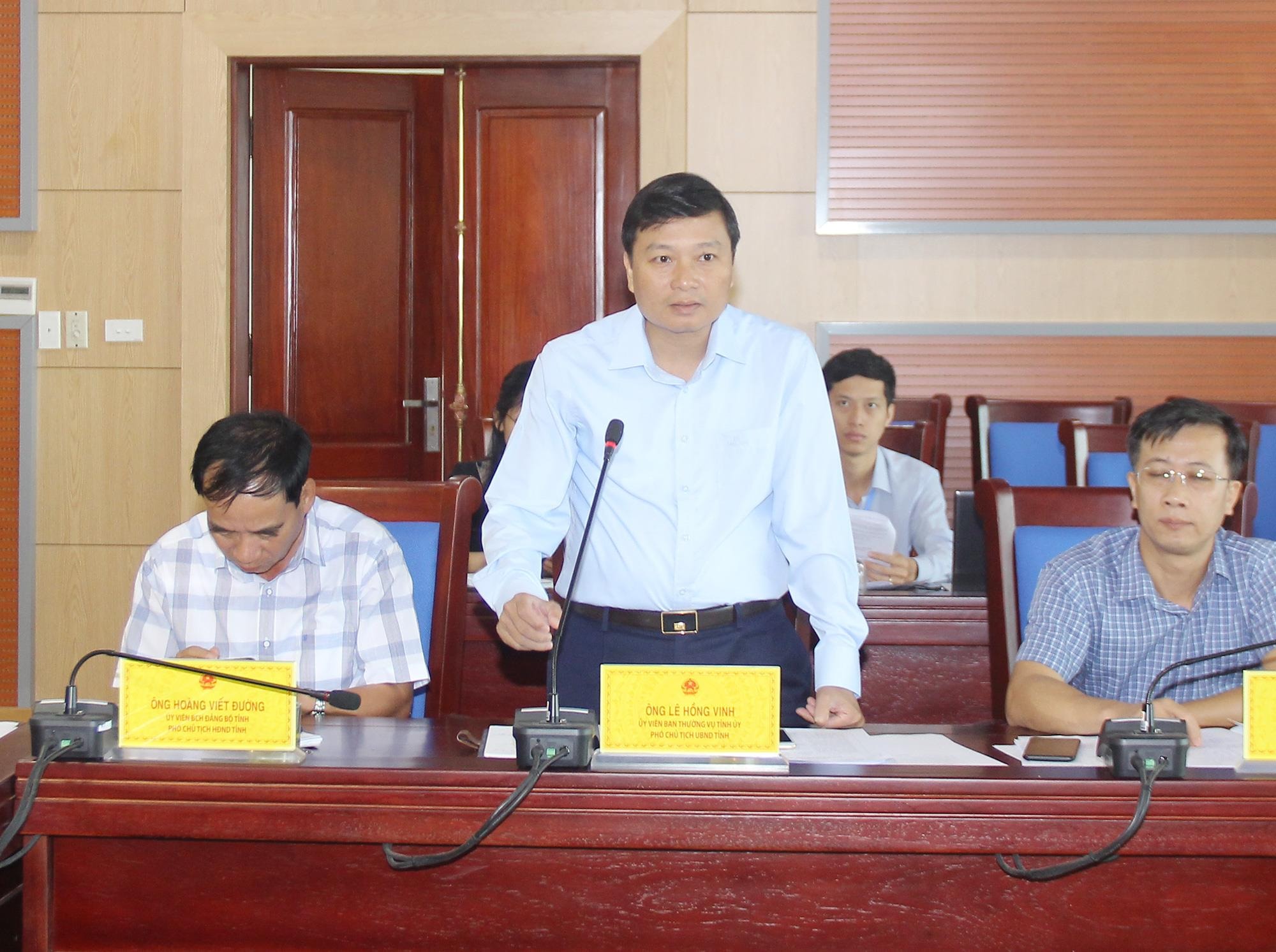 Phó Chủ tịch UBND tỉnh Lê Hồng Vinh tiếp thu các ý kiến của Thường trực HĐND tỉnh, đồng thời đề nghị Thường trực HĐND tỉnh việc bố trí lịch tiếp xúc cử tri cần chú ý tránh lịch thu hoạch mùa vụ tại các địa phương. Ảnh: Mai Hoa