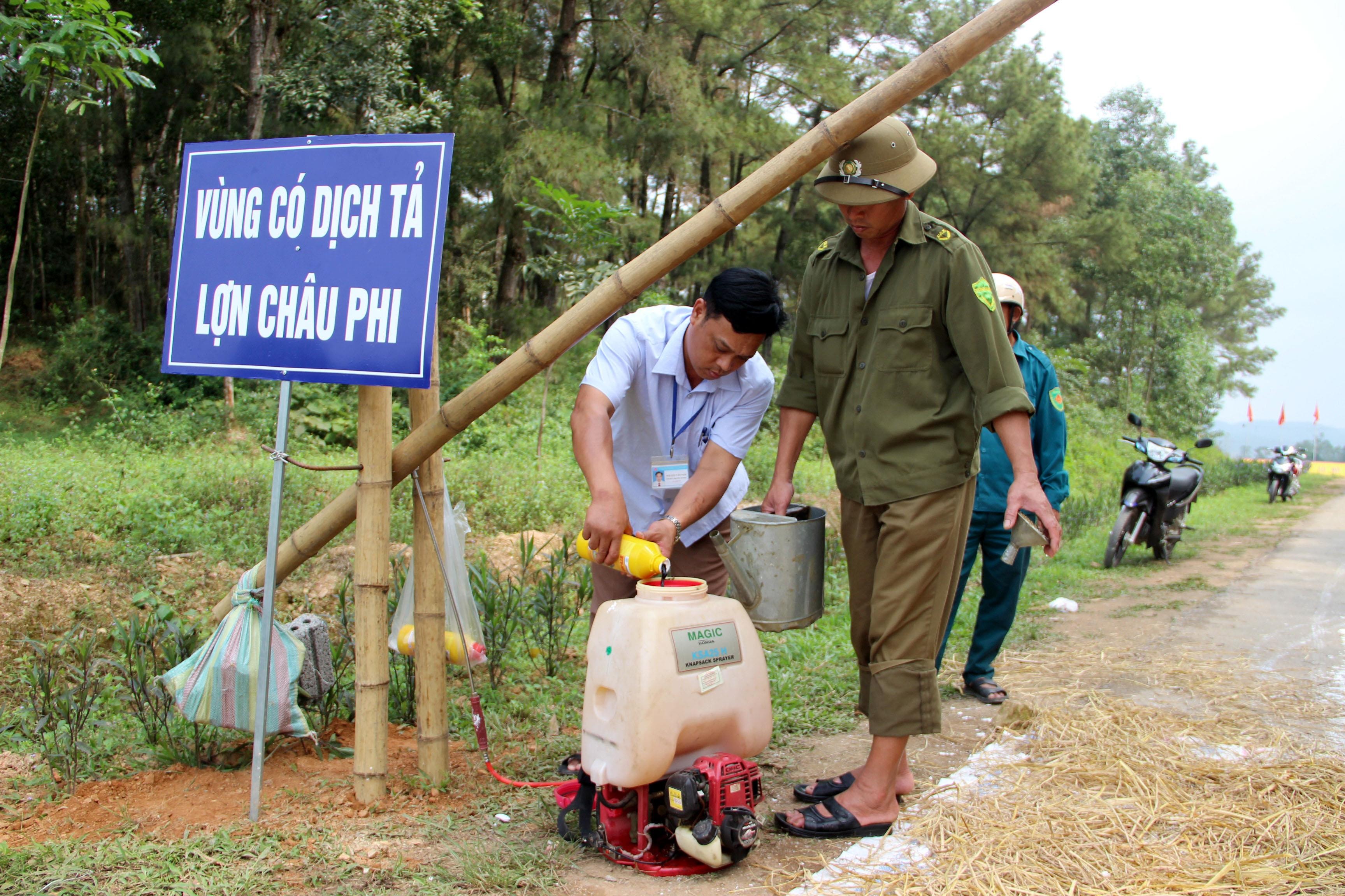 Xã Nam Nghĩa, huyện Nam Đàn củng cố lại chốt kiểm dịch vào địa bàn xóm 1. Ảnh: Quang An 