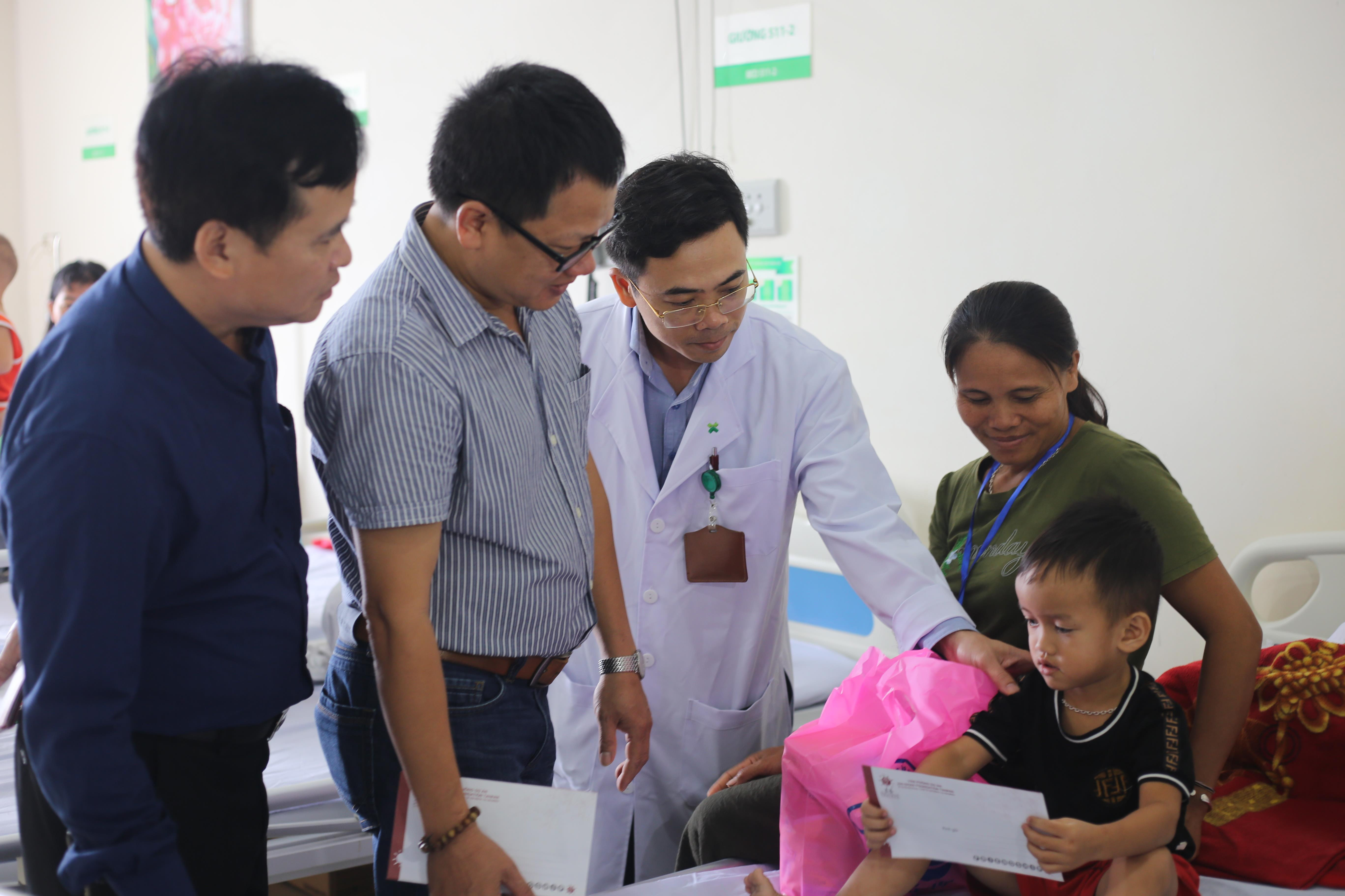 Đại diện các đơn vị tổ  chức chương trình tặng quà cho các em nhỏ bị khuyết tật trong chương trình phẫu thuật nhân đạo. Ảnh: Kim Chung