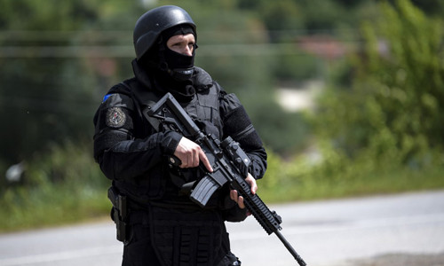 Một cảnh sát tuần tra hôm naytại thị trấn Mitrovica, phía bắc Kosovo, nơi chính quyền triển khai chiến dịch chống buôn lậu. Ảnh: AFP.