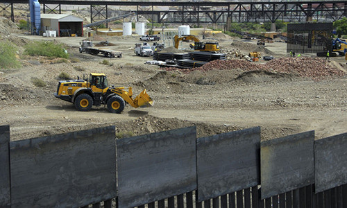 Những người ủng hộ Trump cho xây dựng bức tường biên giới với Mexico vàocuối tuần trước. Ảnh: AFP