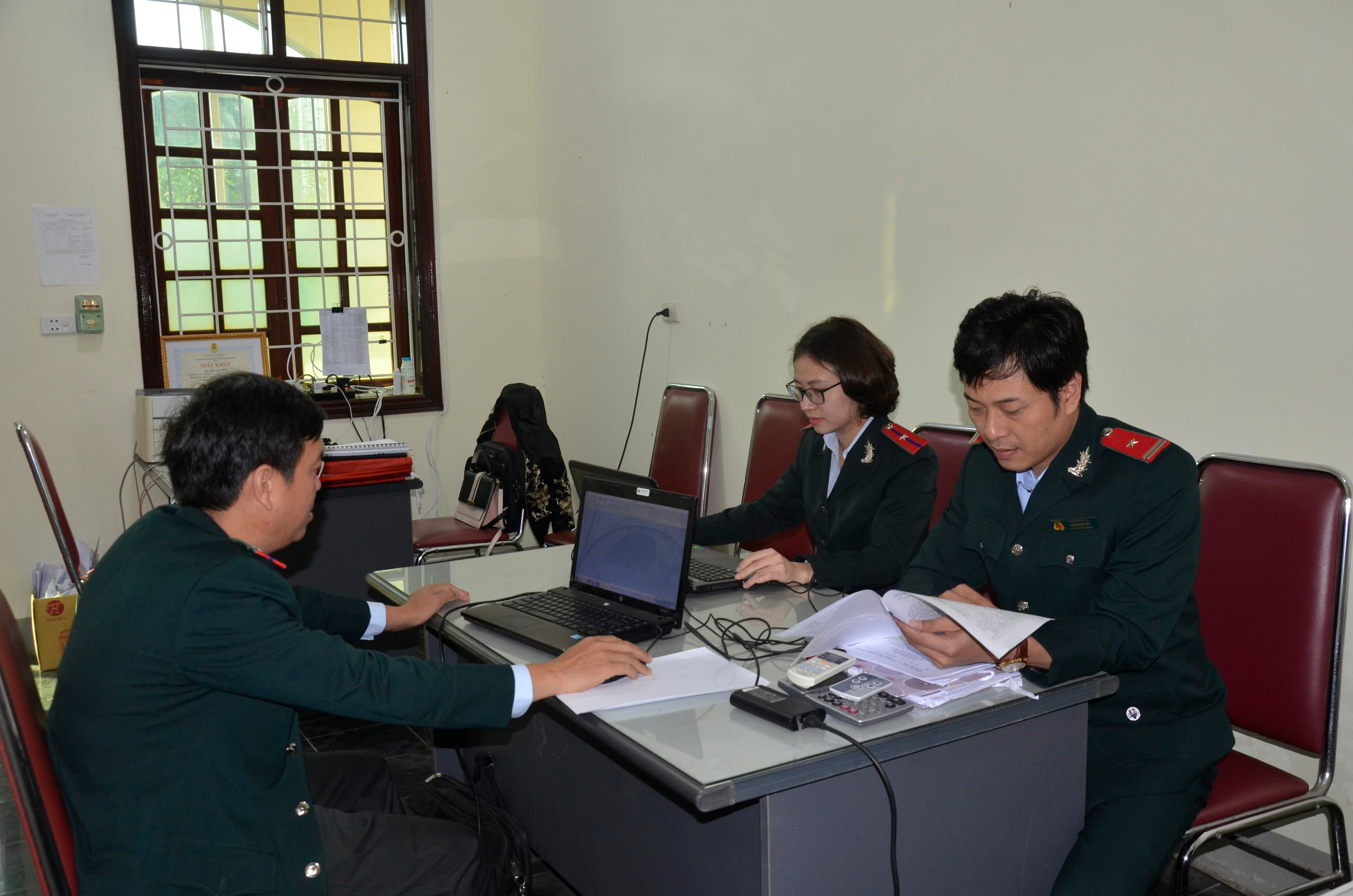 Cán bộ thanh tra tỉnh rà soát các vụ việc theo nhiệm vụ chuyên môn, ảnh Thanh Lê