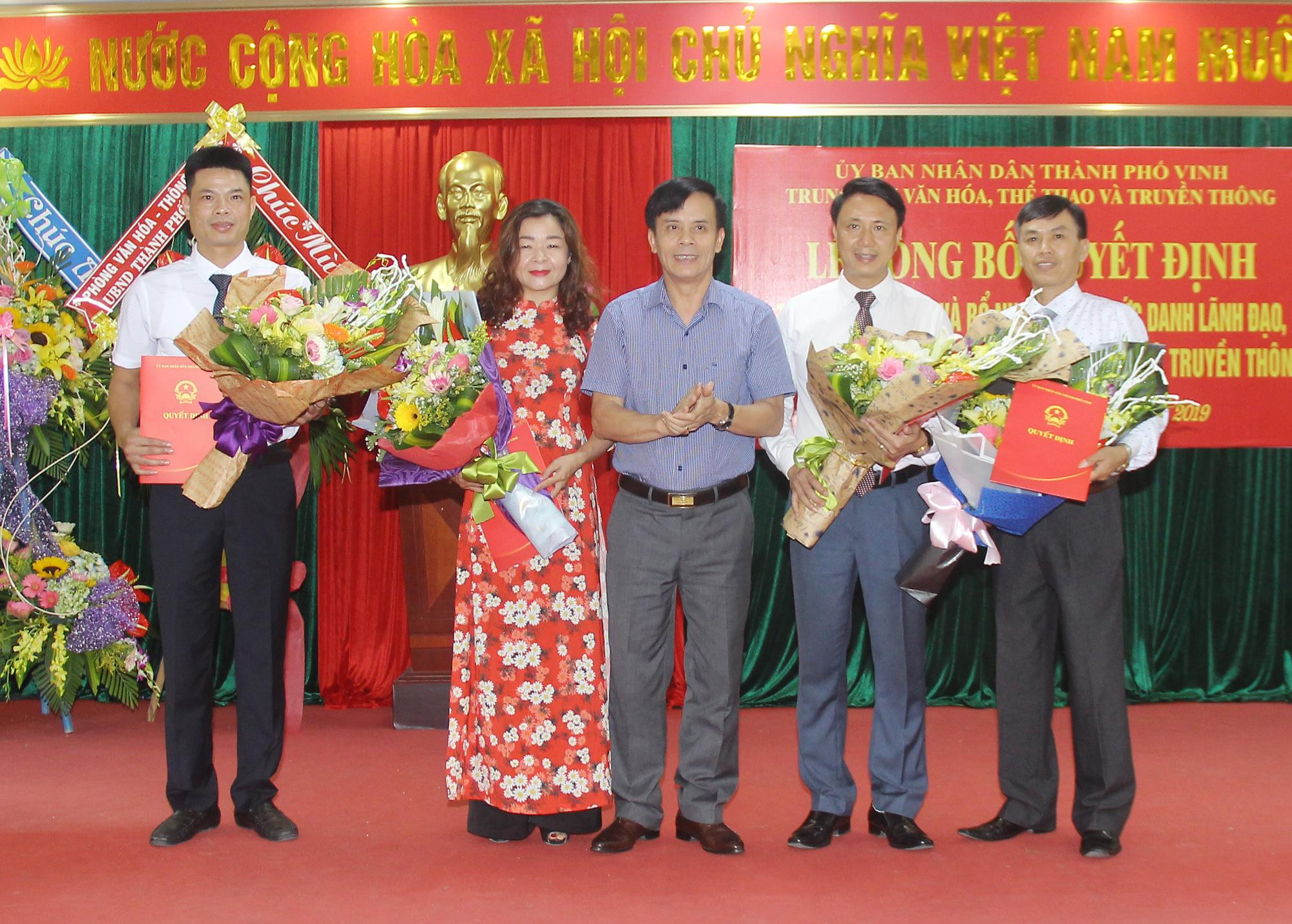 Ông Trần Ngọc Tú - Chủ tịch UBND thành phố Vinh trao Quyết định thành lập Trung tâm và các chức danh lãnh đạo của Trung tâm. Ảnh: Minh Chi