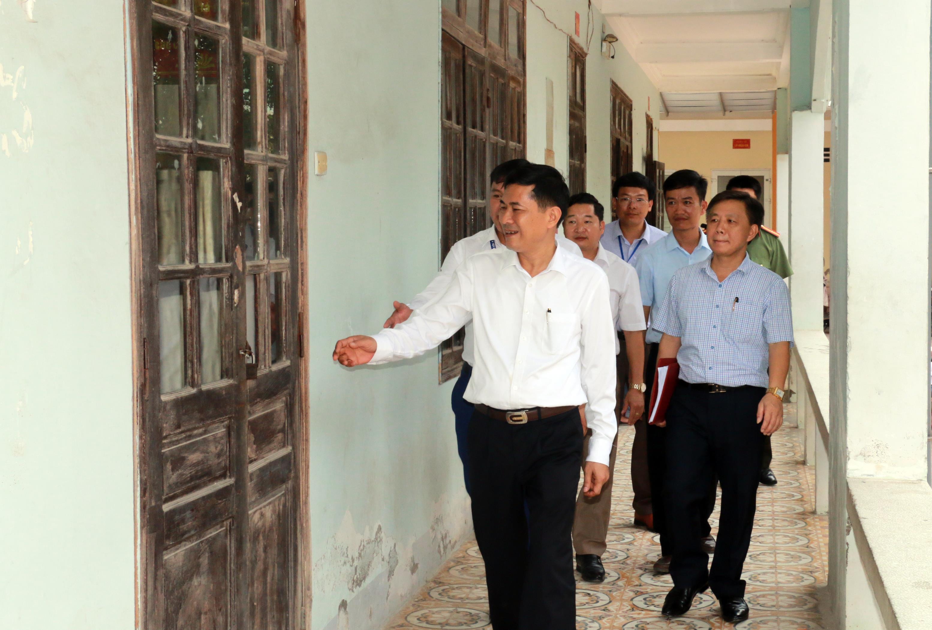 Kiểm tra về cơ sở vật chất tại Trường THPT Nghi Lộc 4. Ảnh: Mỹ Hà