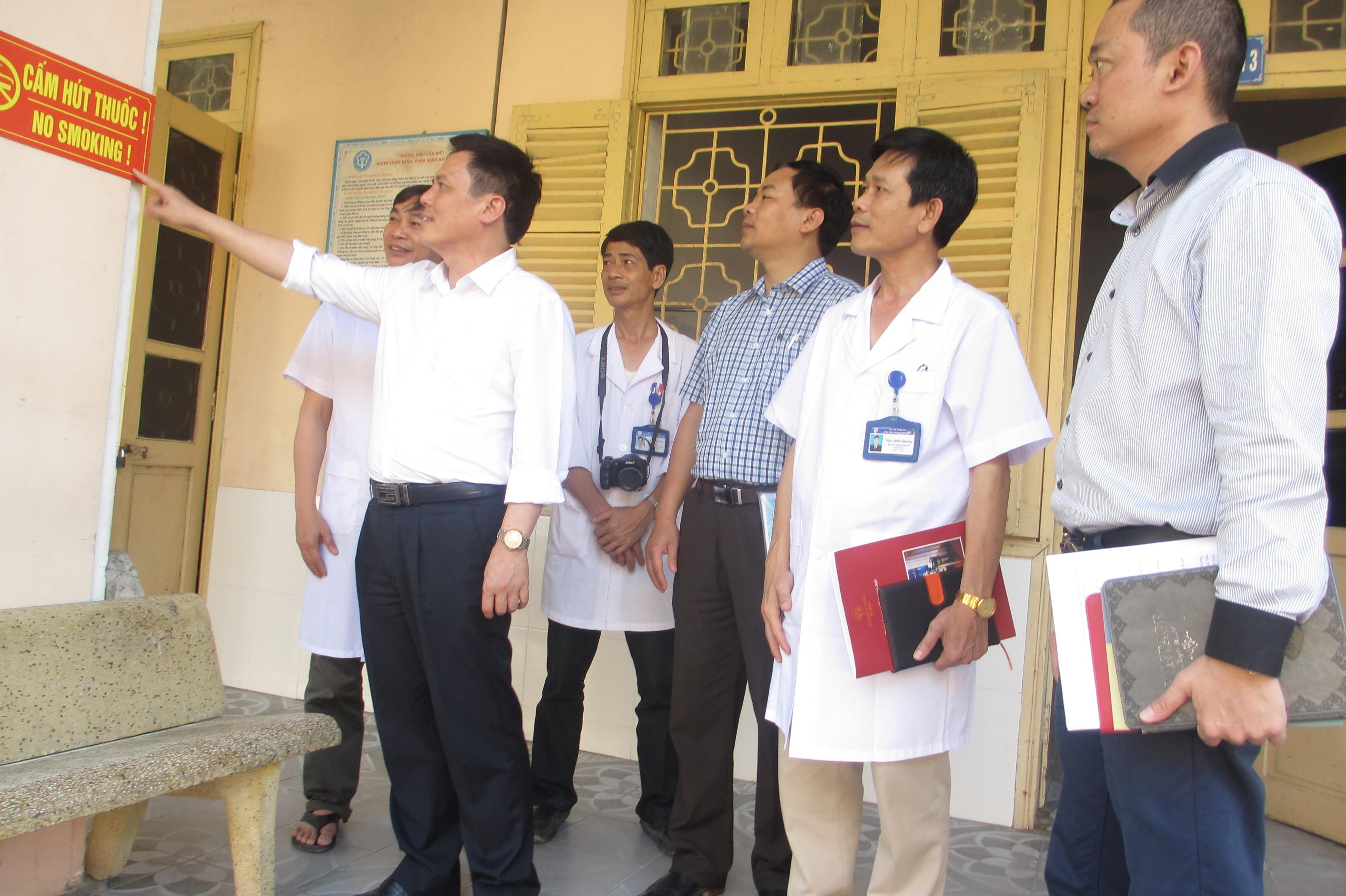 Ban Chỉ đạo Phòng chống tác hại thuốc lá kiểm tra tại Bệnh viện Lao và Bệnh phổi Nghệ An. Ảnh: Thành Chung