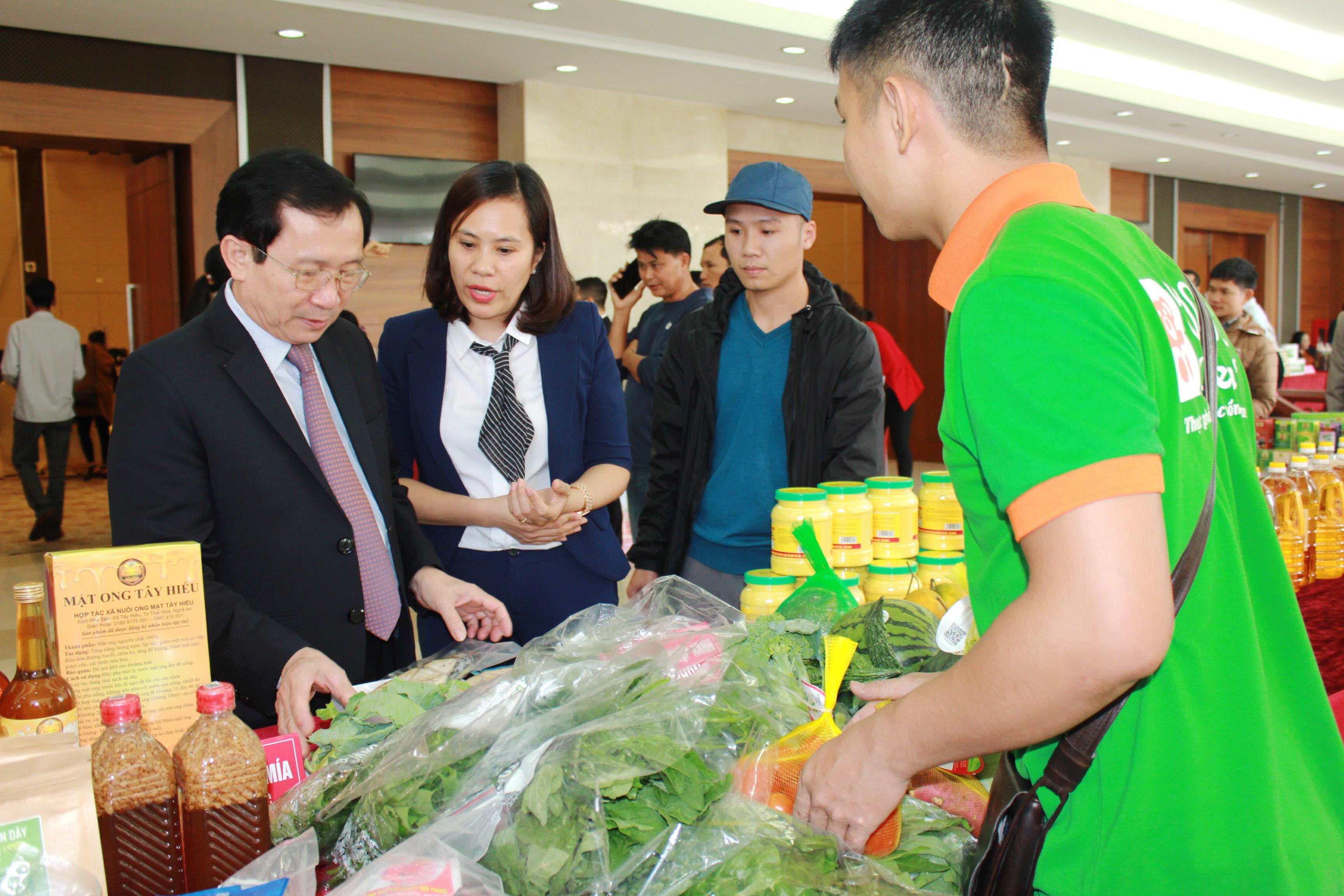 Lãnh đạo tỉnh tham quan gian hàng giới thiệu sản phẩm tại một hội nghị kết nối cung cầu hàng hóa, dịch vụ tỉnh Nghệ An. Ảnh: Việt Phương 