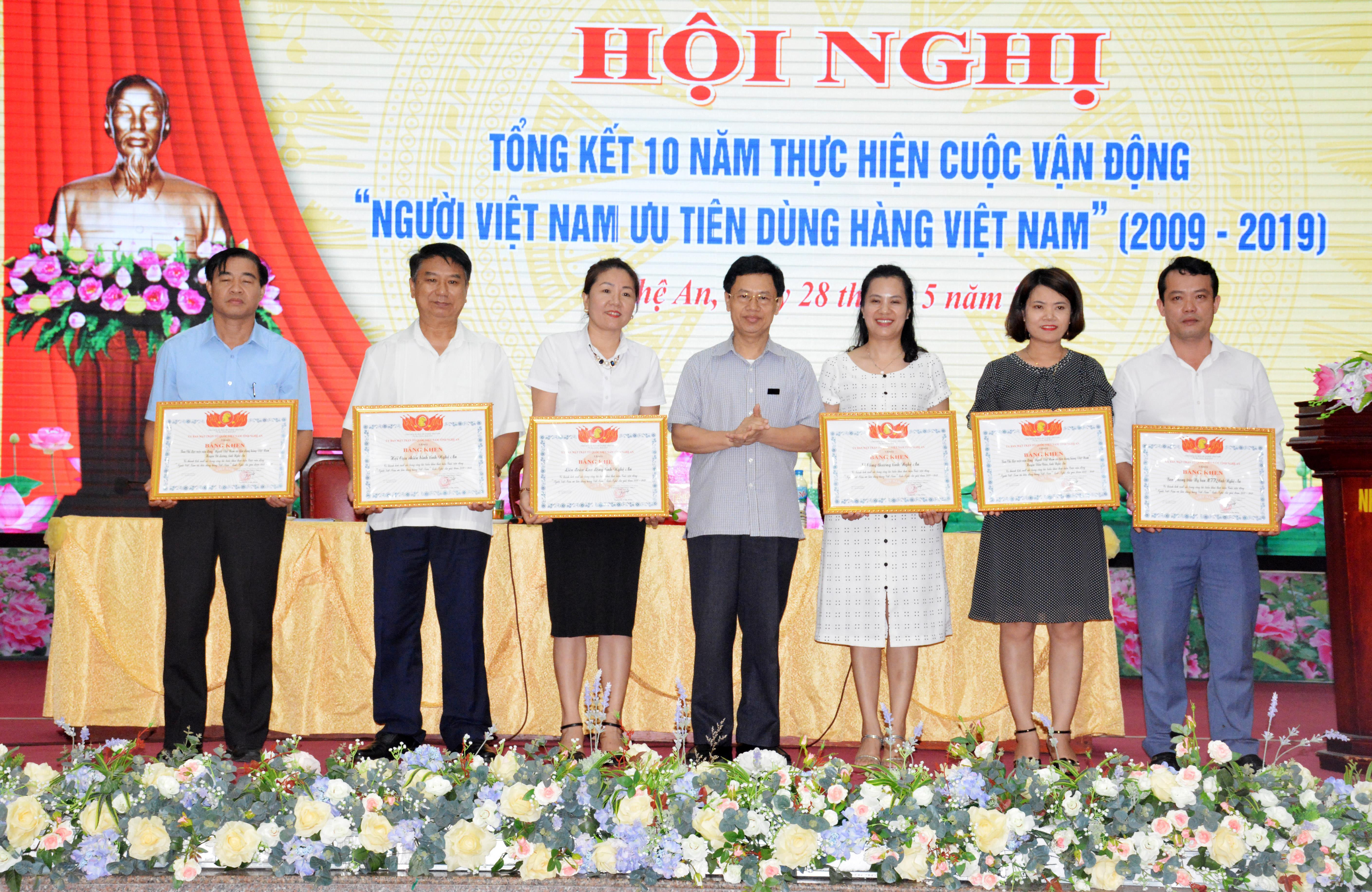 Trao bằng khen cho 6 tập thể đạt thành tích xuất sắc trong cuộc vận động. Ảnh: Việt Phương