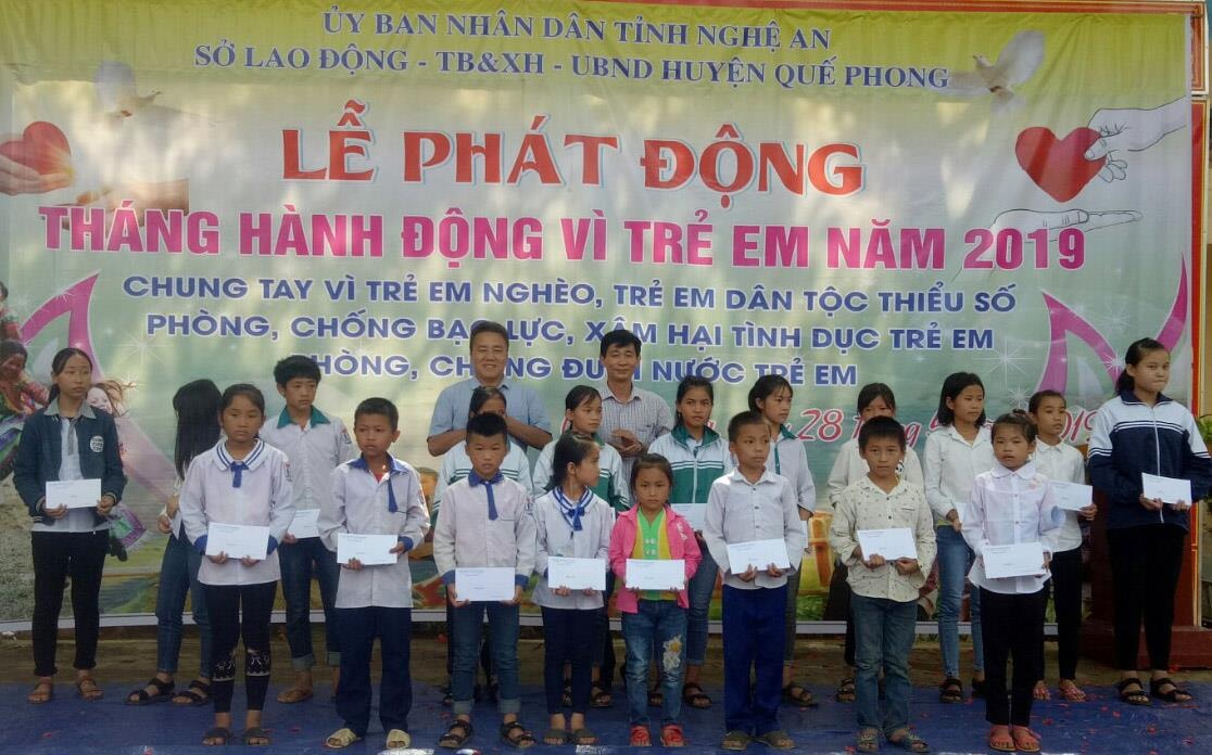 Huyện Quế Phong cũng trao 20 suất quà tới các em học sinh nghèo, vượt khó