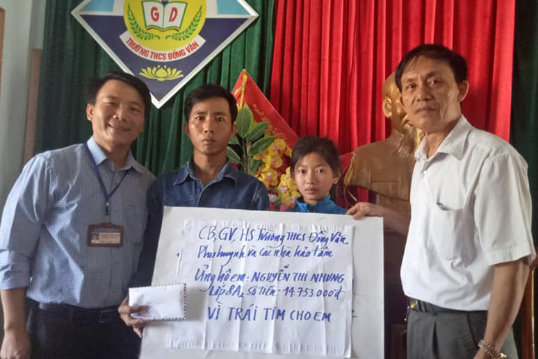 trao số tiền ủng hộ cho em Nguyễn Thị Nhung bị bệnh tim bẩm sinh
