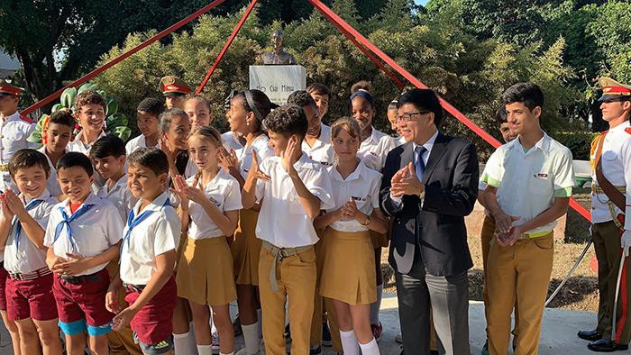 Các em học sinh Cuba chào đón đoàn công tác Việt Nam. Ảnh: NPNĐ