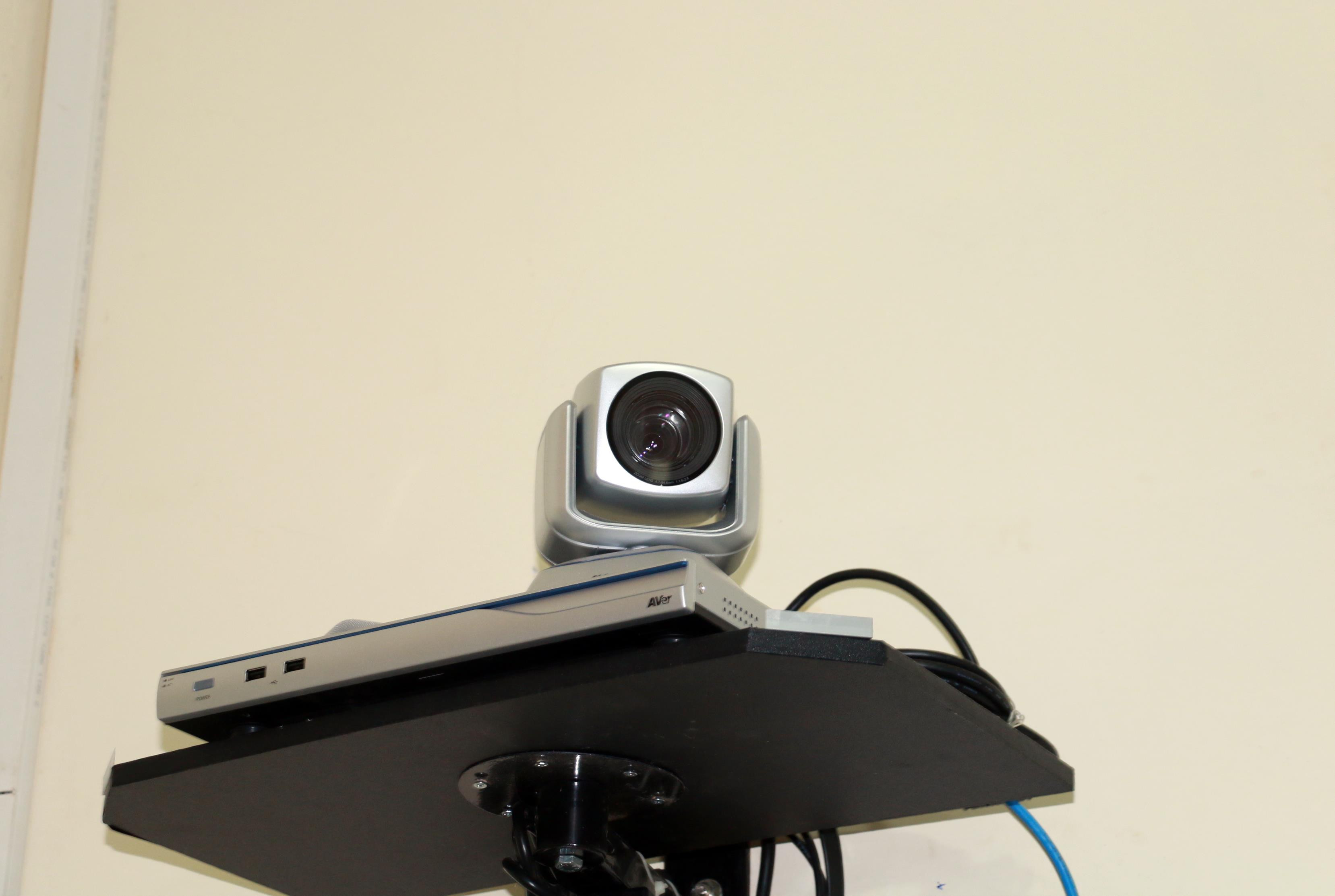 Trường THPT Cửa Lò chủ động lắp đặt thêm camera ở phòng giữ đề và bài thi của thí sinh. Ảnh - Mỹ Hà