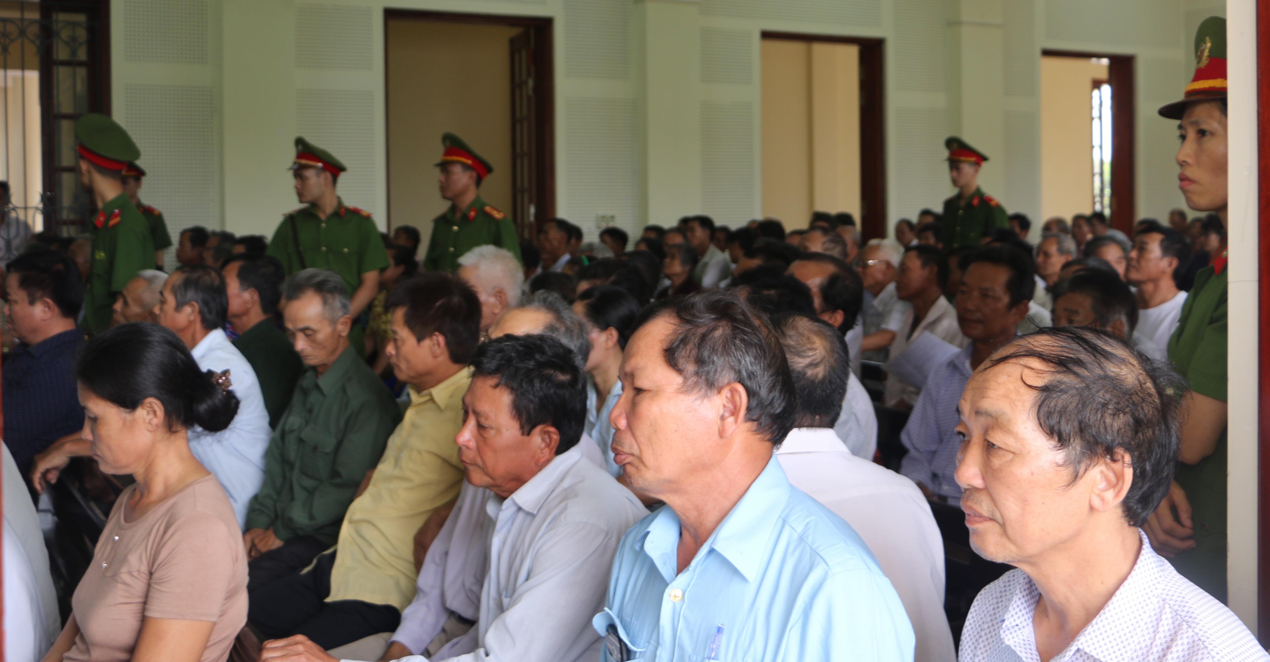 Hơn 300 bị hại được tòa triệu tập đến tham dự phiên tòa ngày hôm nay. Có những bị hại ở Hà Tĩnh, một số bị hại Kỳ Sơn, Hưng Nguyên, Nam Đàn,..cũng về tham dự