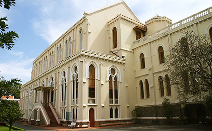 u viện Saint Paul mang phong cách kiến trúc cổ điển Pháp, do kiến trúc sư Nguyễn Trường Tộ thiết kế.