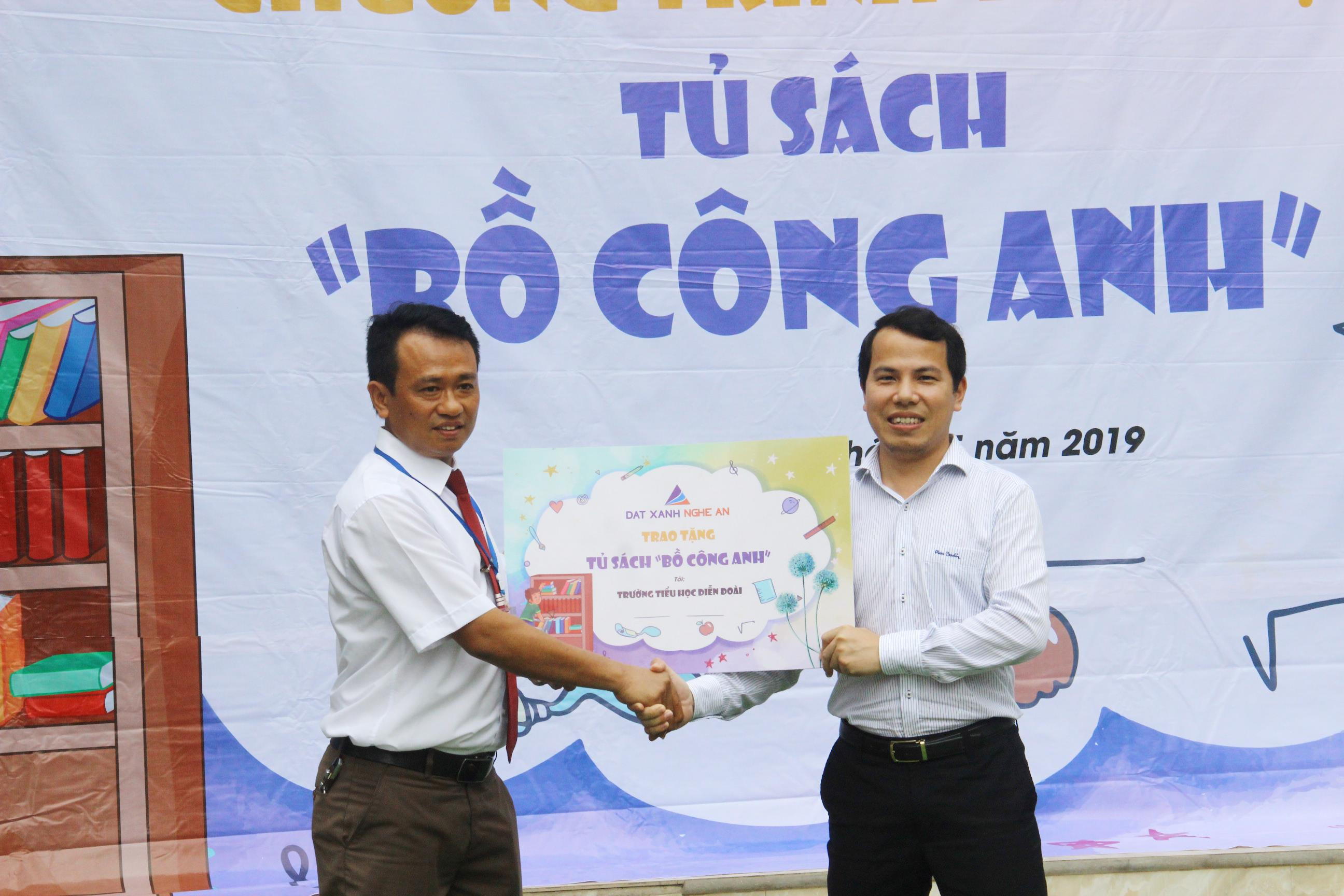 Ông Nguyễn Việt Anh - Tổng Giám đốc Công ty CPDV & Địa ốc Đất Xanh Nghệ An trao tặng 