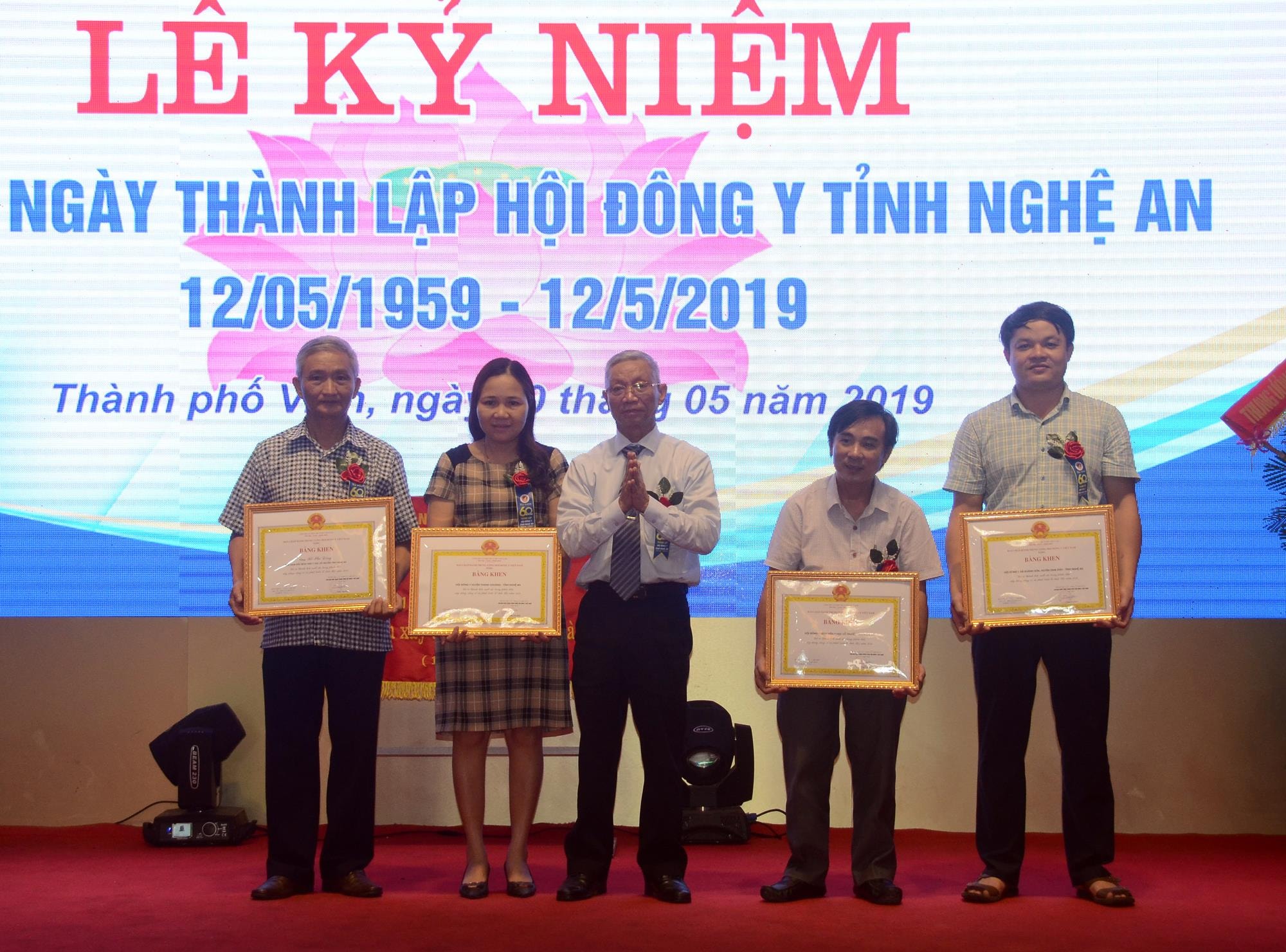 Thầy thuốc Nhân Dân , Chủ tịch Hội Đông y Việt Nam tặng bằng khen cho các tập thể, cá nhân có thành tích xuất sắc. Ảnh: Thành Chung