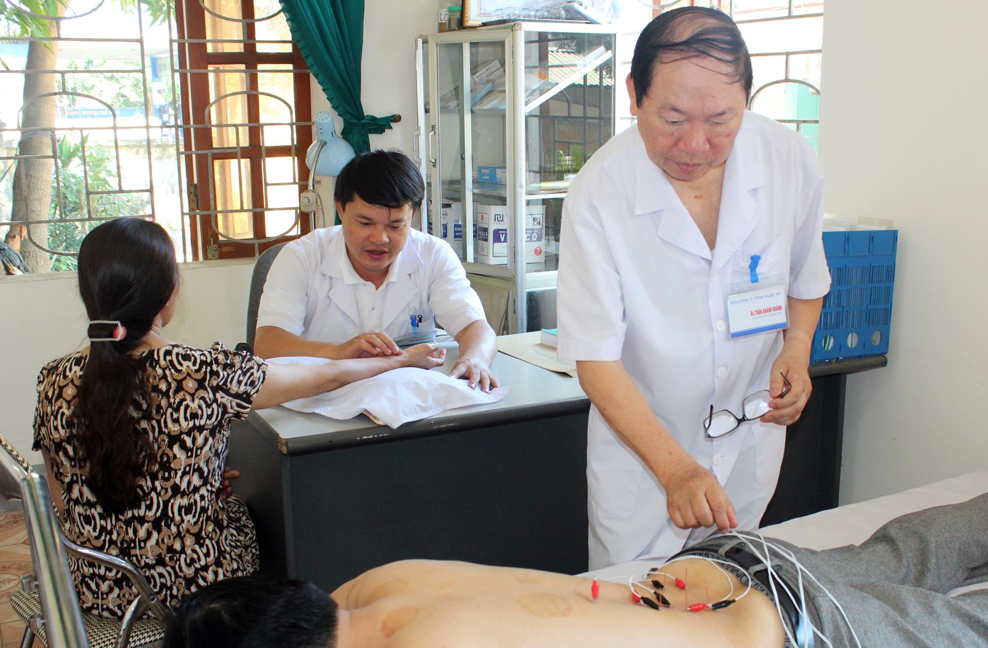 Khám chữa bệnh tại Hội Đông y tỉnh Nghệ An. Ảnh: Tư liệu