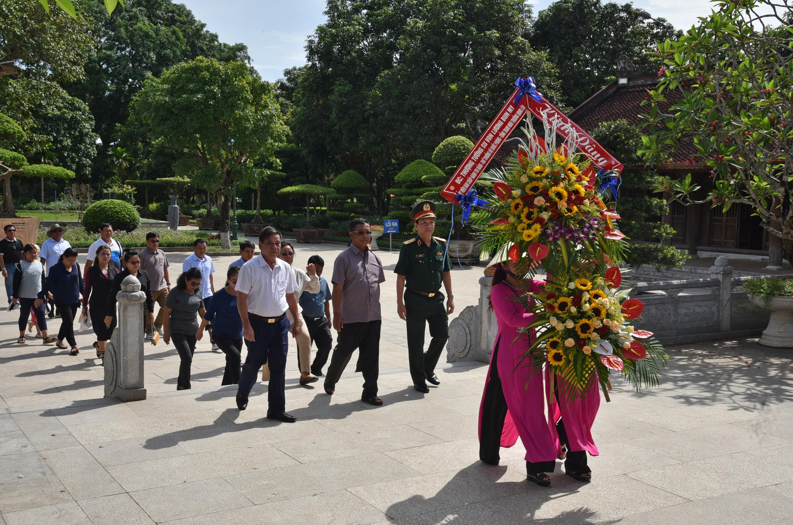 Tổng tham mưu trưởng Quân đội nhân dân Lào cùng đoàn công tác Bộ Quốc phòng Lào dâng hoa, dâng hương tại Khu di tích Kim Liên. Ảnh: Nguyễn Đức Cương