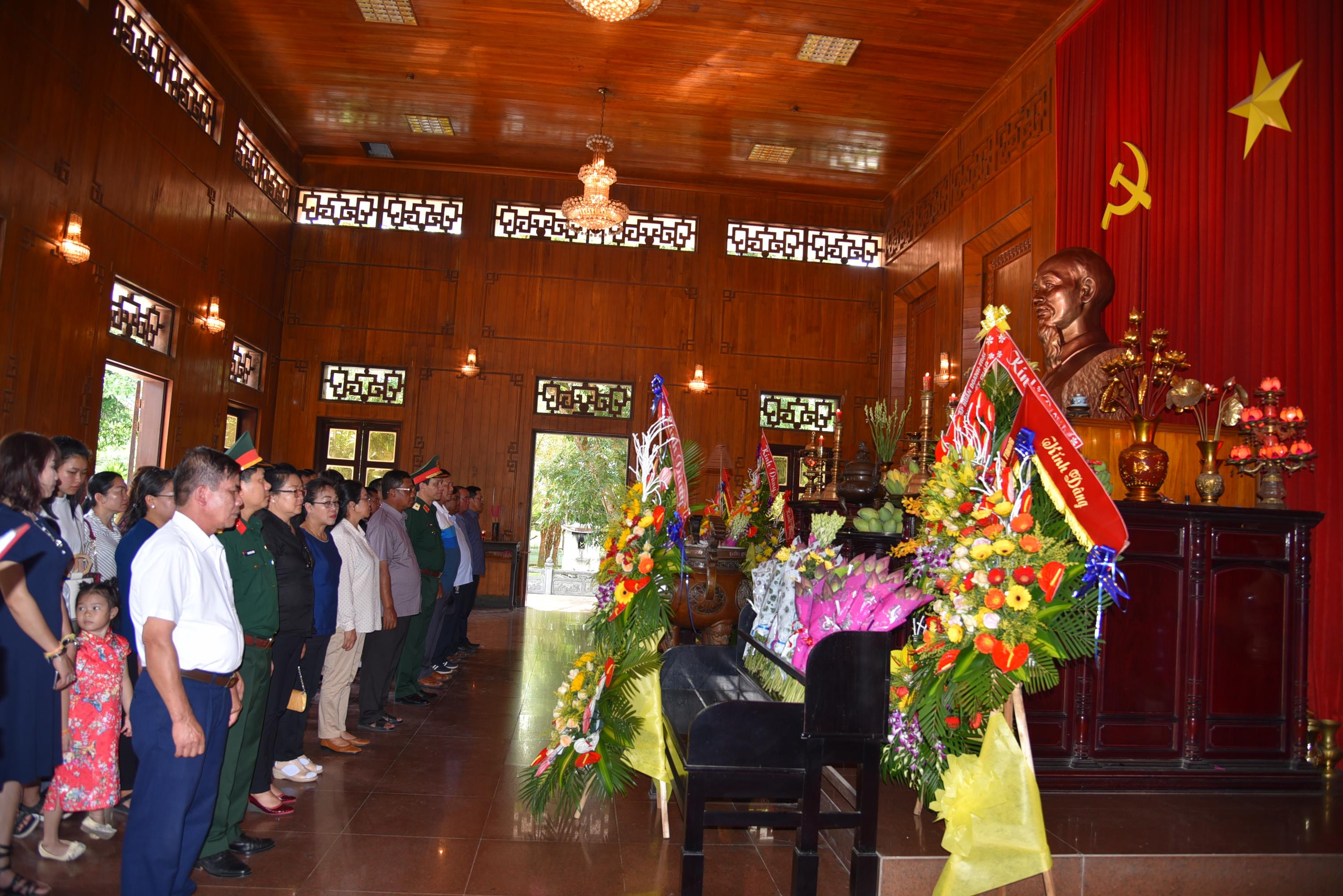 Các thành viên trong đoàn công tác Bộ Quốc phòng Lào làm lễ tưởng niệm Chủ tịch Hồ Chí Minh. Ảnh: Nguyễn Đức Cương