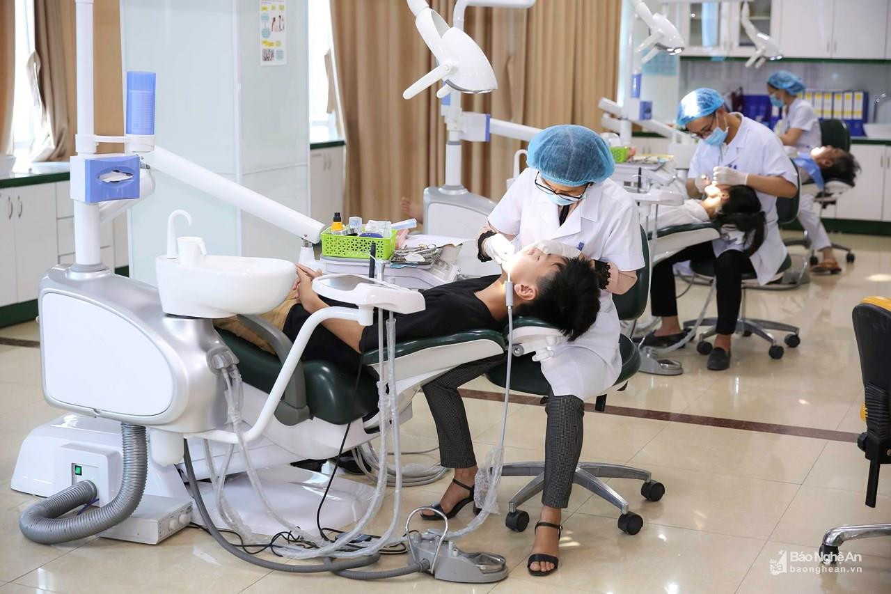 Khoa Chỉnh Nha-RHM và PTTM Thái Thượng Hoàng hiện có 10 bác sĩ và y tá có tay nghề cao, thường xuyên được bồi dưỡng chuyên môn, nghiệp vụ; đáp ứng nhu cầu làm đẹp và chăm sóc sức khỏe răng miệng cho khách hàng. Ảnh: Đức Anh