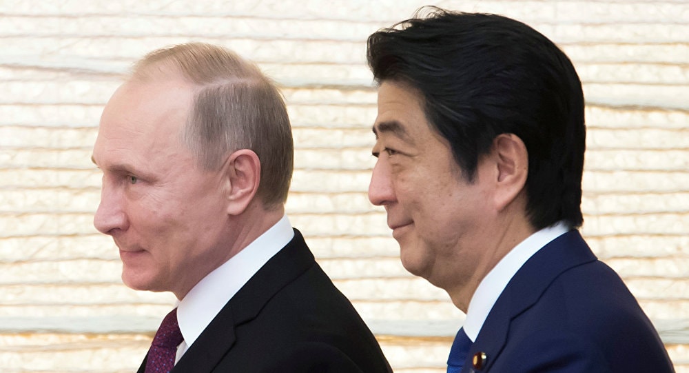 Tổng thống Nga Vladimir Putin và Thủ tướng Nhật Bản Shinzo Abe -Ảnh: Reuters