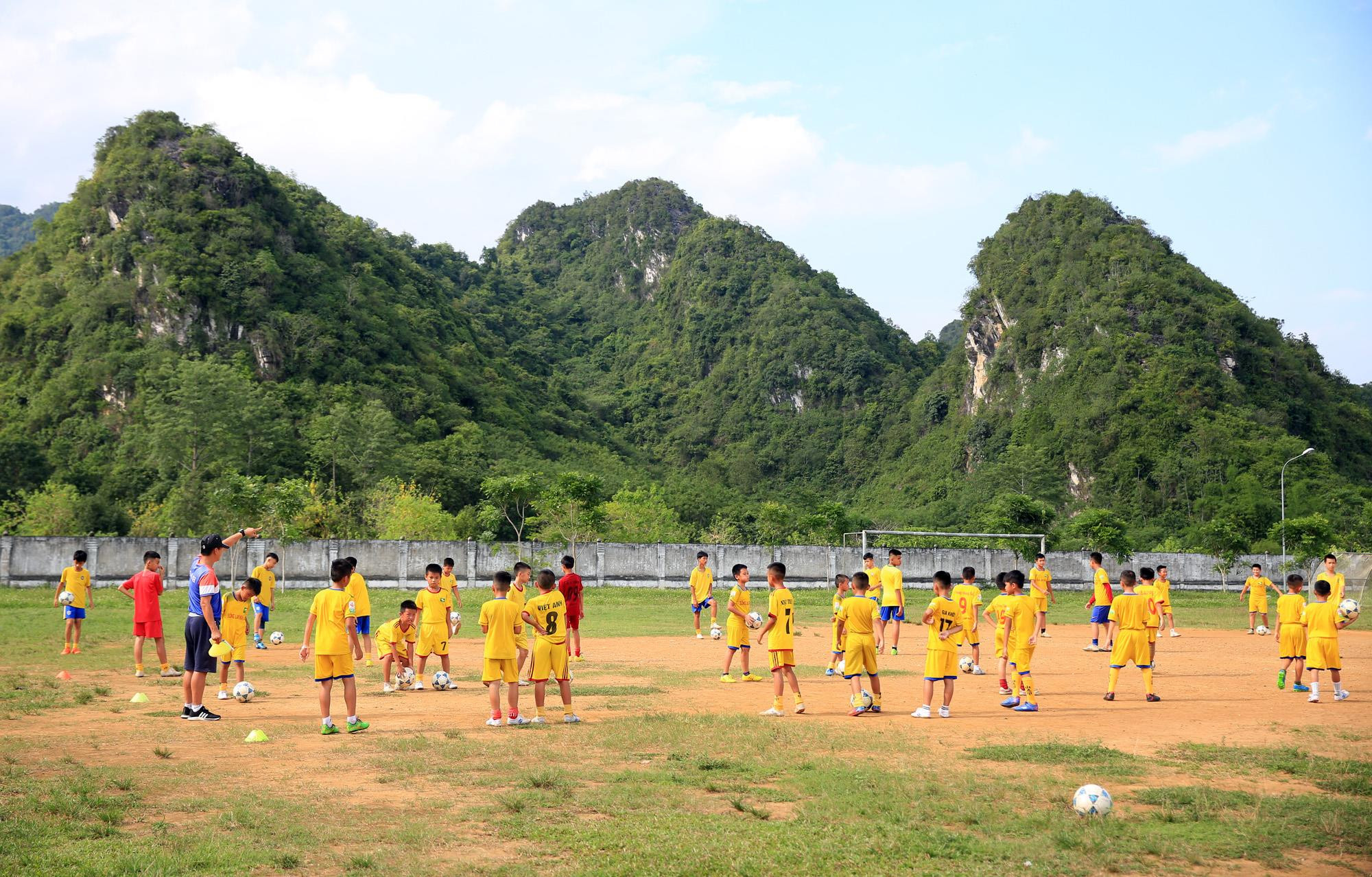 Toàn thể các cầu thủ đội bóng huyện Quỳ Hợp đang quyết tâm tạo nên tiếng vang lớn tại giải đấu năm nay. Ảnh: Hồ Phương