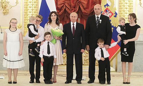 Tổng thống Putin khen thưởng một gia đình 7 con tại buổi lễ tối 31/5. Ảnh: TASS