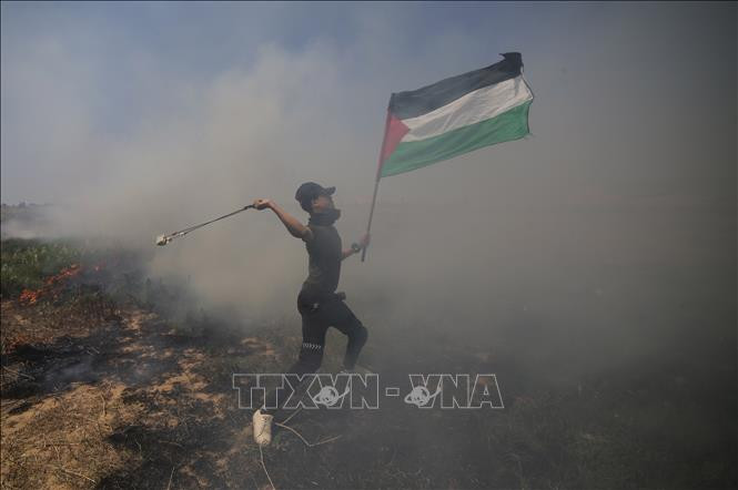 Người biểu tình Palestine trong cuộc xung đột với binh sĩ Israel ở thành phố Khan Younis, khu vực biên giới với Israel ở Dải Gaza ngày 15/5/2019. Ảnh minh họa: THX/TTXVN