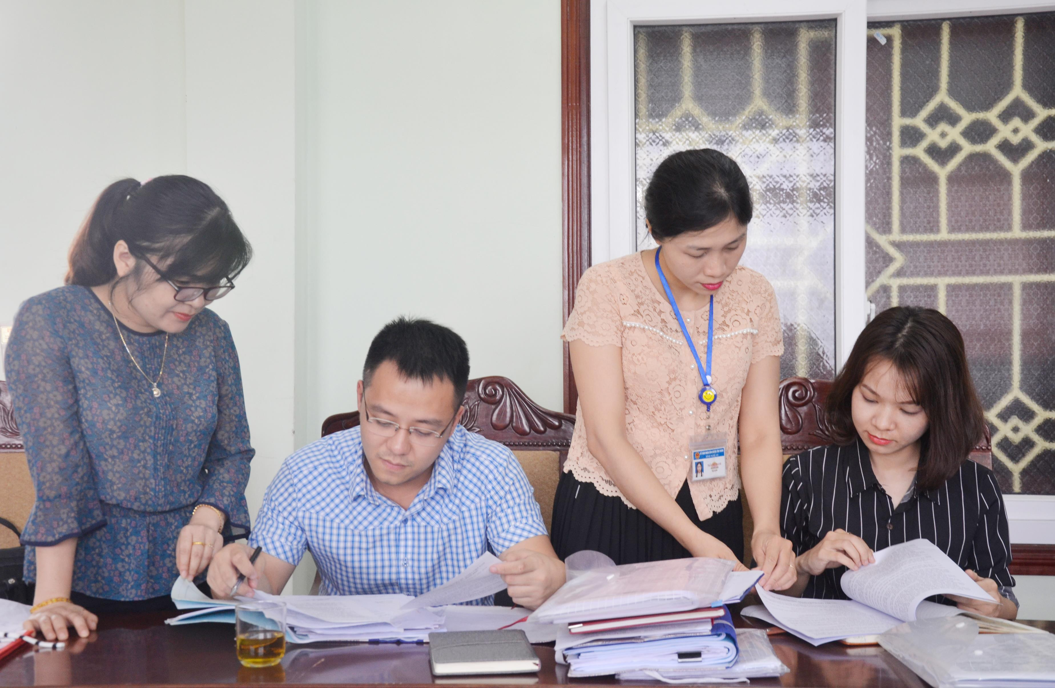 Kiểm tra hồ sơ giải quyết TTHC của các phòng, ban trực thuộc UBND huyện Yên Thành. Ảnh: Thanh Lê