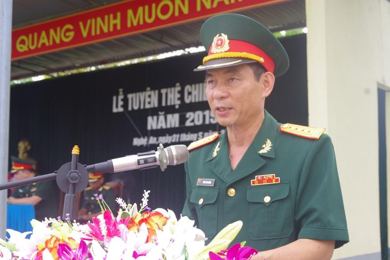 Đại tá Trần Văn Hùng- Ủy viên Ban Thường vụ Tỉnh ủy, Chỉ huy trưởng Bộ CHQS tỉnh phát biểu giao nhiệm vụ. Ảnh: Trọng Kiên 