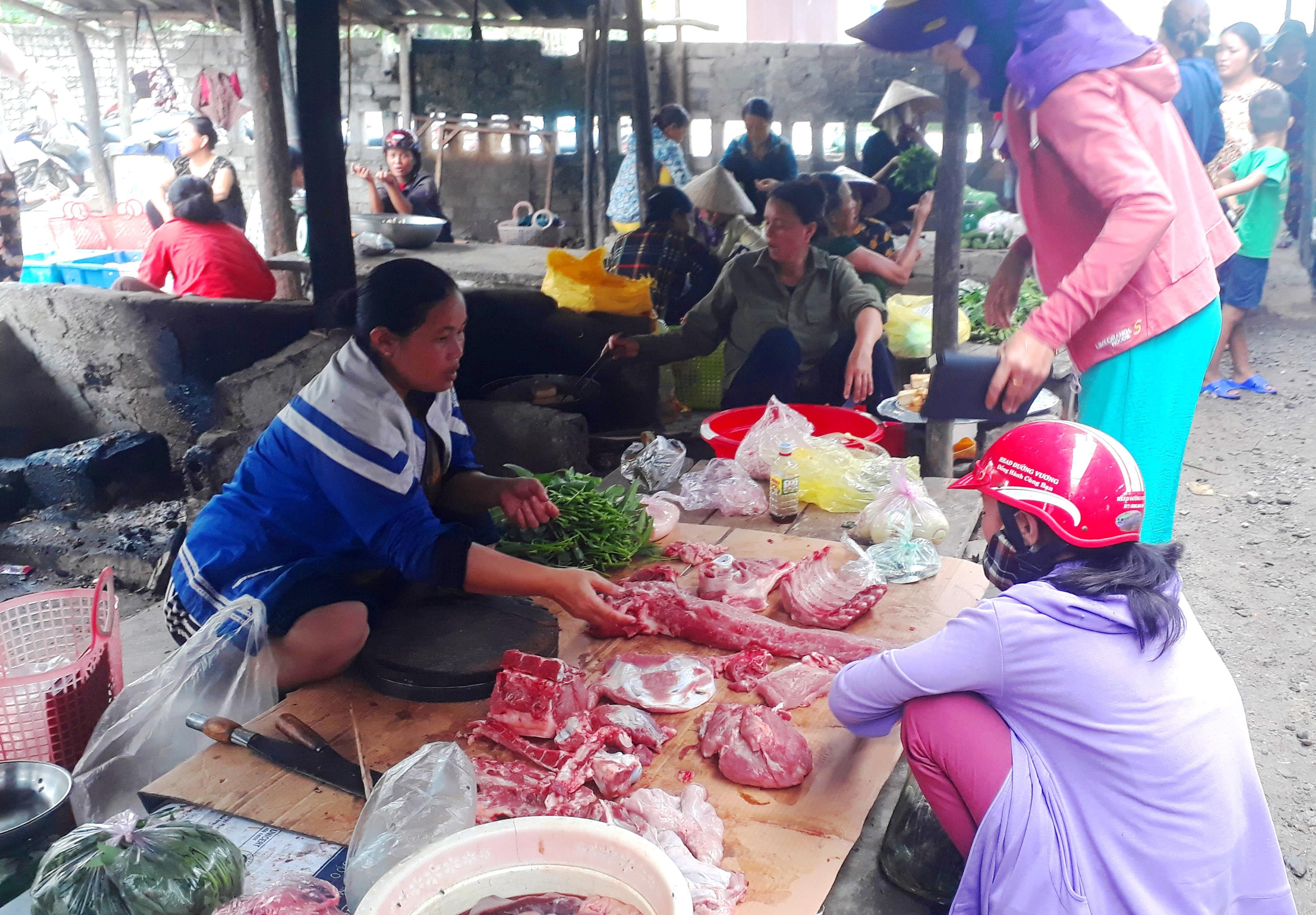 Việc giết mổ, bày bán thịt lợn vẫn diễn ra bình thường tại vùng có dịch tả lợn tại địa bàn Quỳnh Thiện mà không có sự kiểm soát của lực lượng thú y. Ảnh: T.B