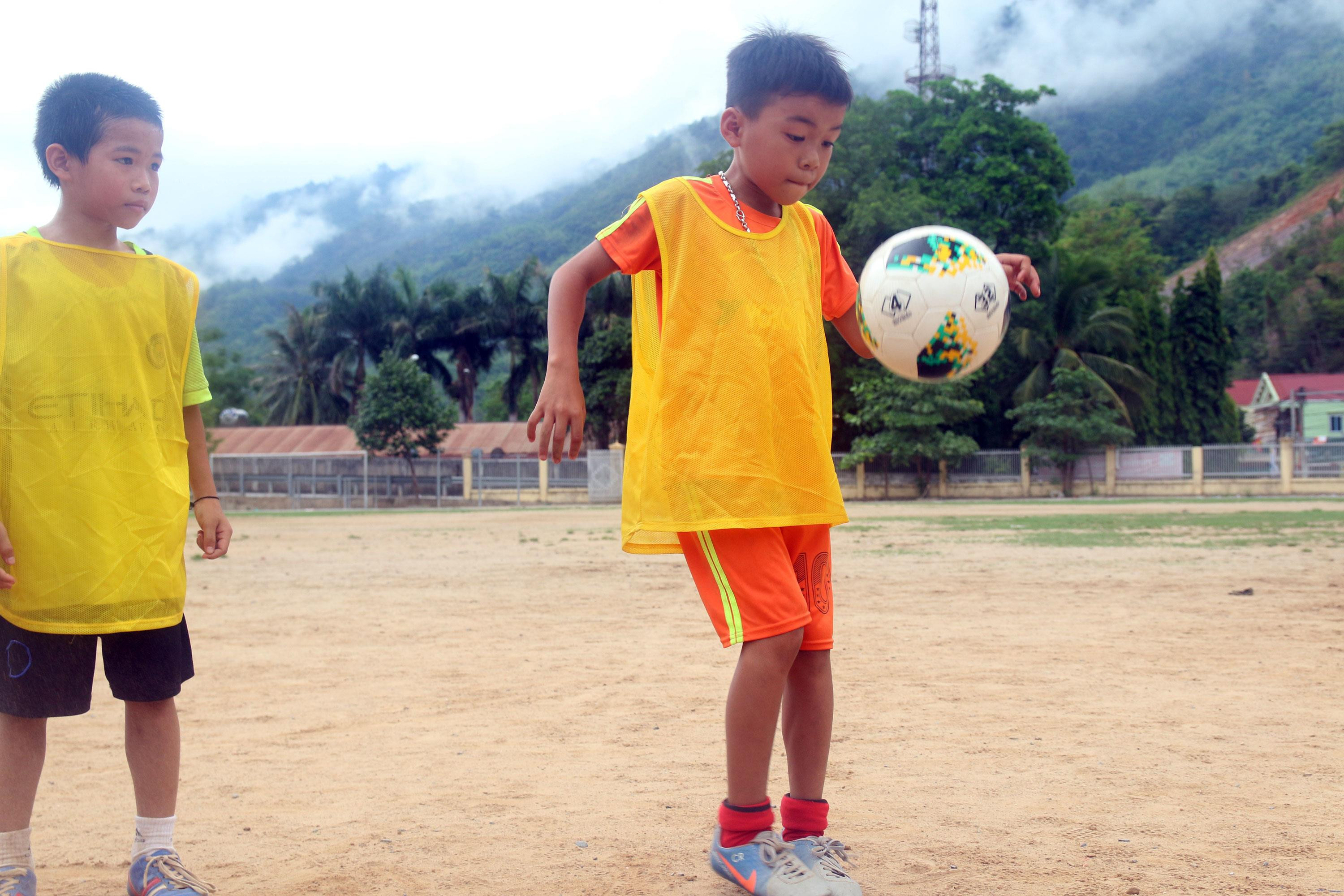 Ước mơ của các cầu thủ nhí này là được vào lò đào tạo trẻ của Sông Lam Nghệ An. Ảnh: Đào Thọ