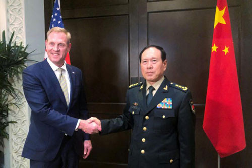 Quyền Bộ trưởng Quốc phòng Mỹ Shanahan, trái, và Bộ trưởng Quốc phòng Trung Quốc Ngụy Phượng Hòa bắt tay tại Singapore hôm nay. Ảnh: Reuters.