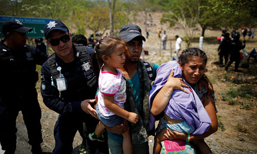 Cảnh sát Mexico bắt những người di cư bất hợp pháp từ Trung Mỹ. Ảnh: AP.