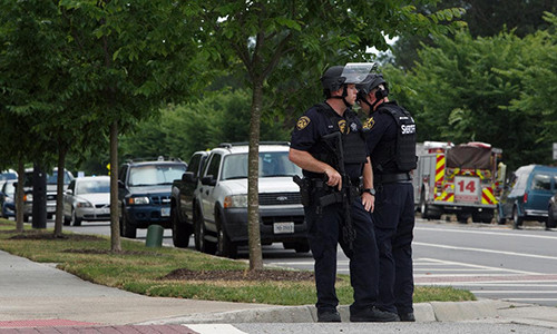 Cảnh sát đứng gác ngoài hiện trường vụ xả súng ở thành phố Virginia Beach hôm 31/5. Ảnh: AFP.