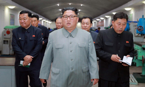 Kim Jong-un thị sát một nhà máy cơ khí chính xác. Ảnh: KCNA.