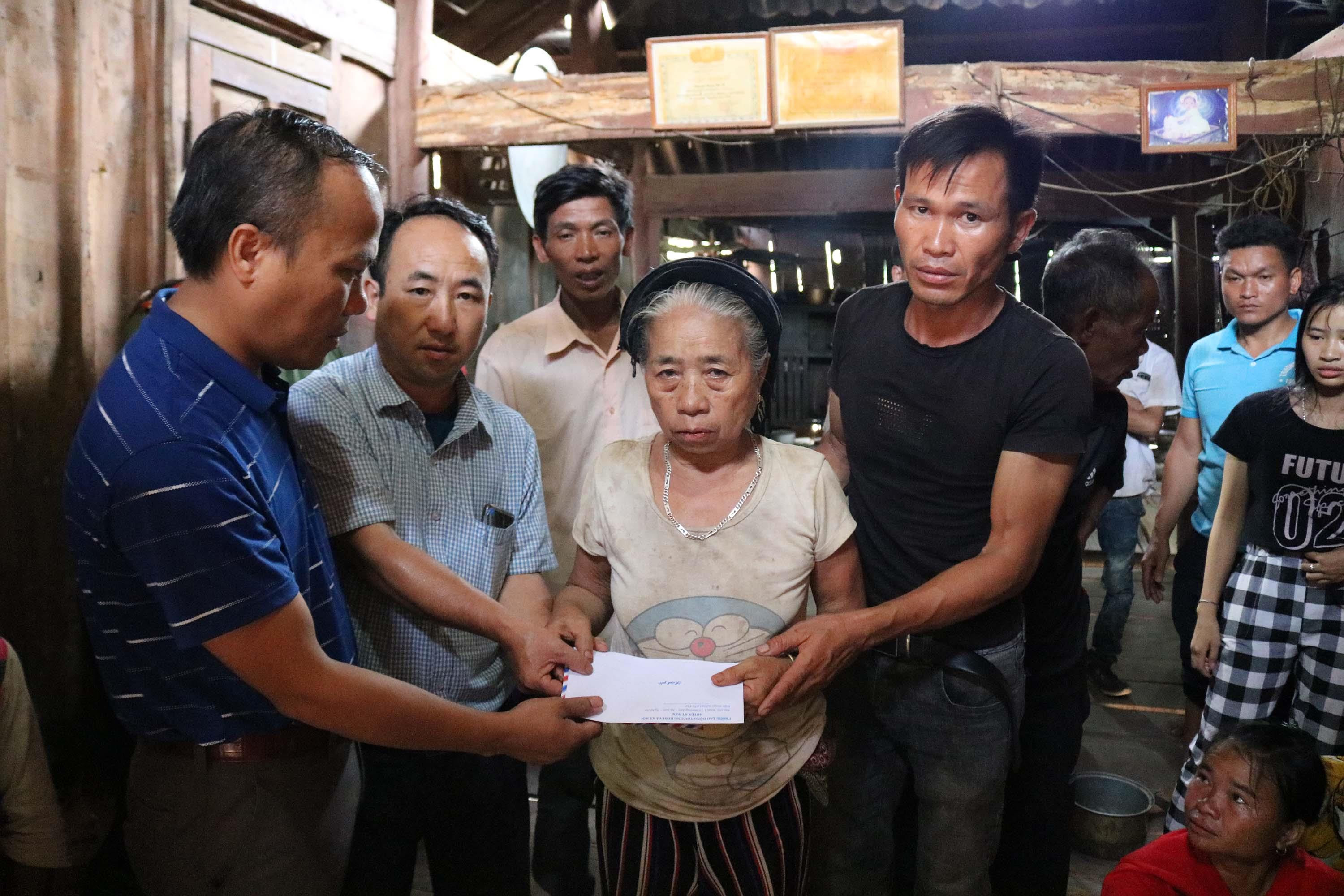 Huyện Kỳ Sơn và xã Tà Cạ đến chia buồn và hỗ trợ gia đình. Ảnh: Lữ Phú